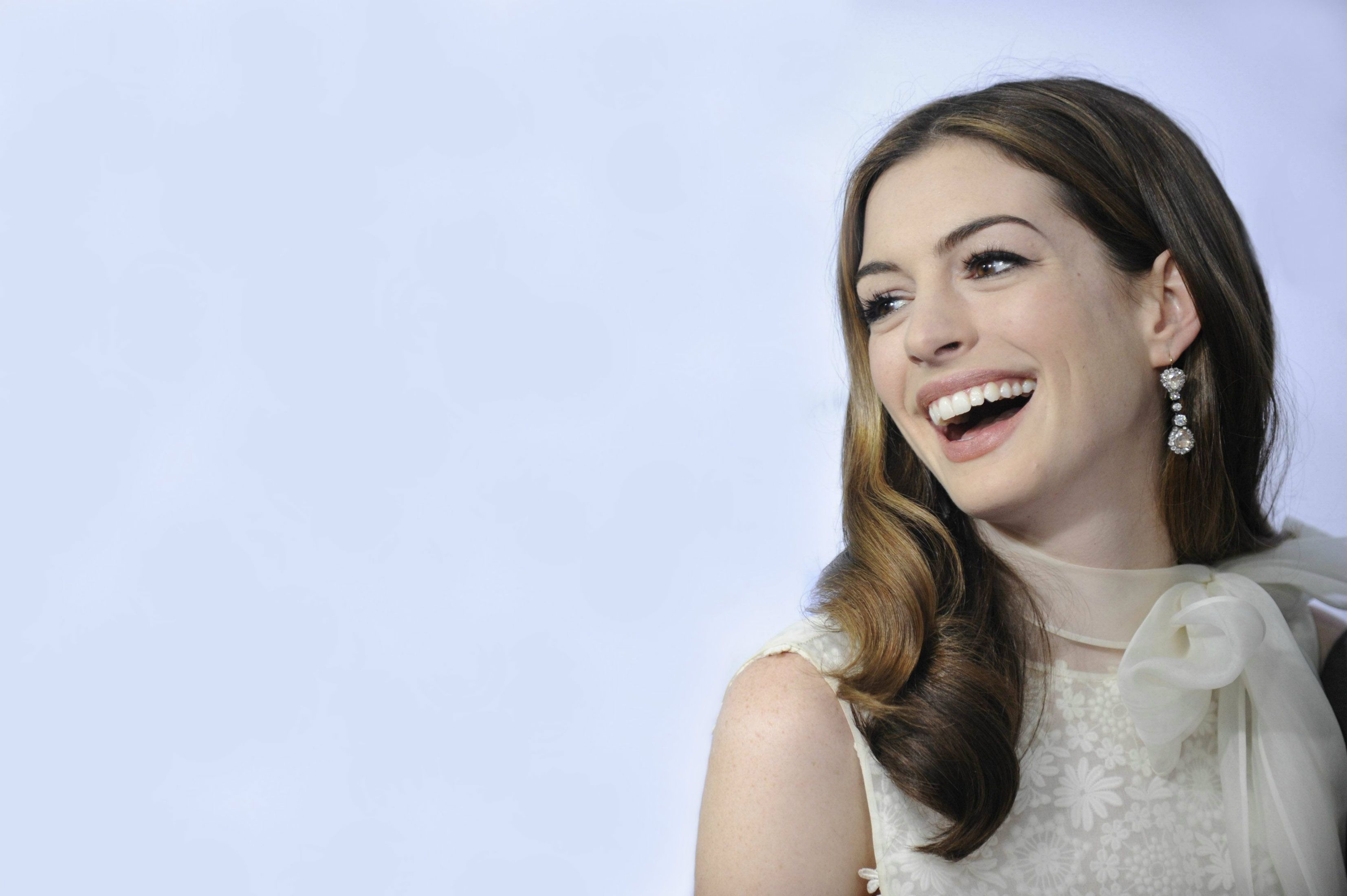 Anne Hathaway Smiling Face Wallpapers