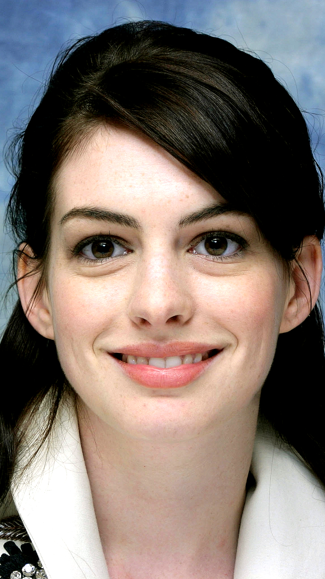 Anne Hathaway Smiling Face Wallpapers