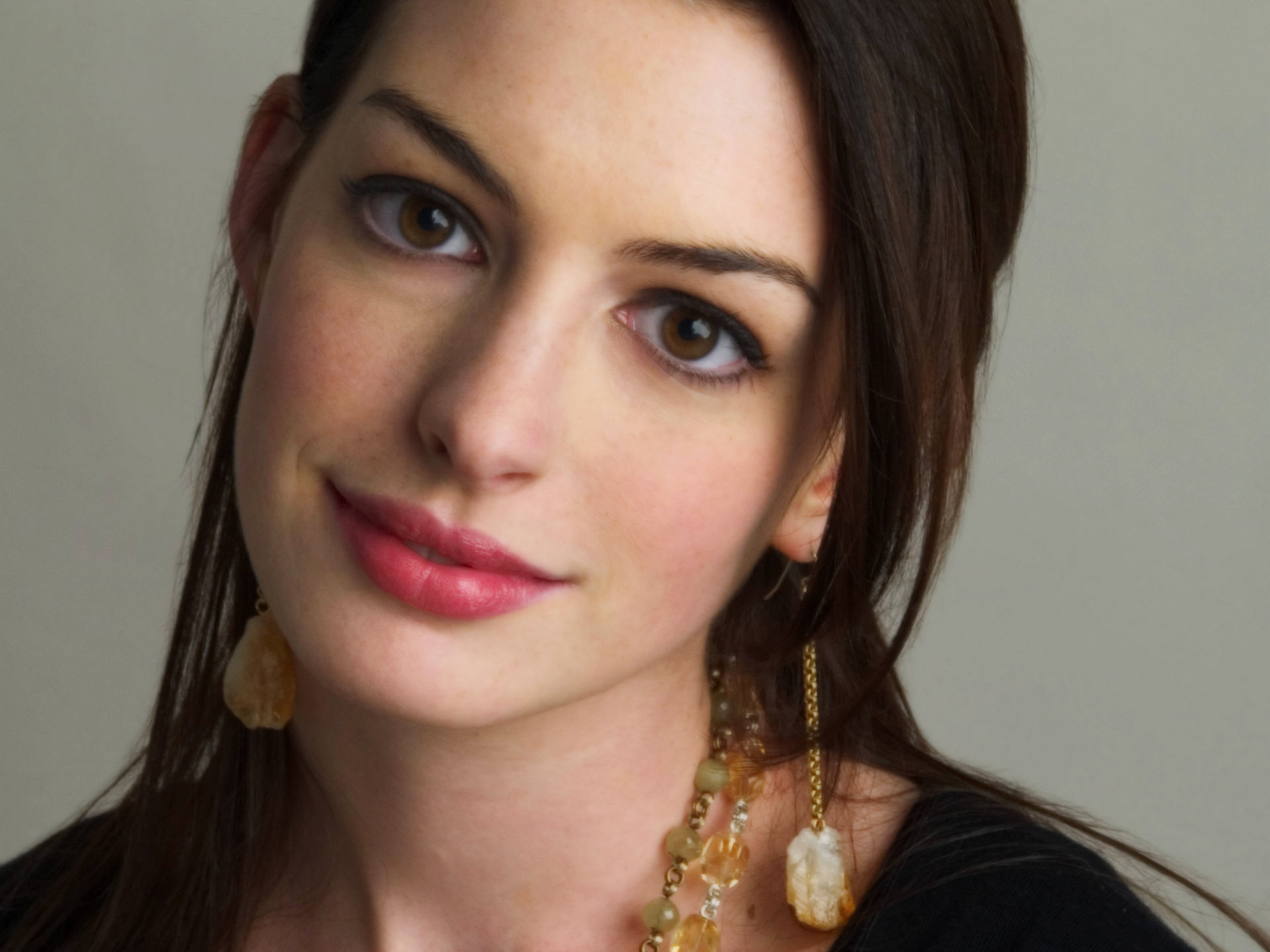 Anne Hathaway Smiling Face Wallpapers