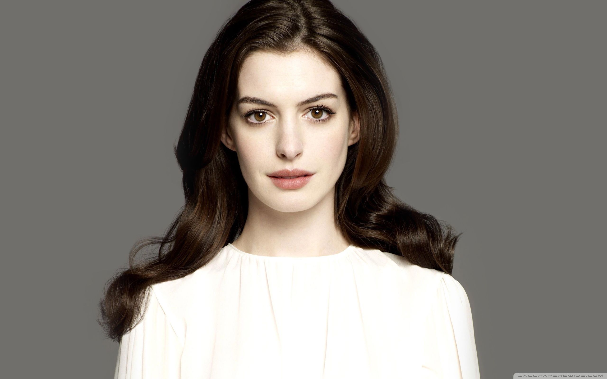 Anne Hathaway Smiling Face Wallpapers