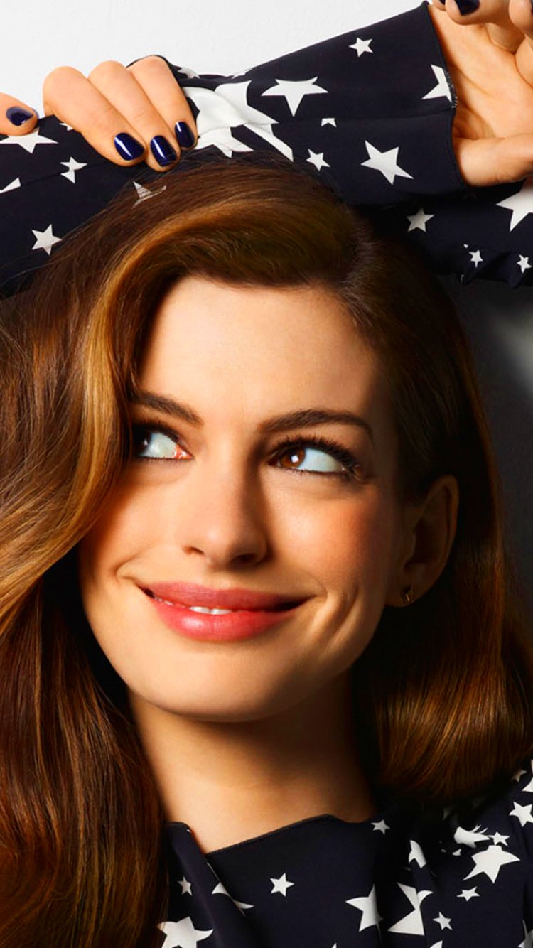 Anne Hathaway Smiling Face Wallpapers