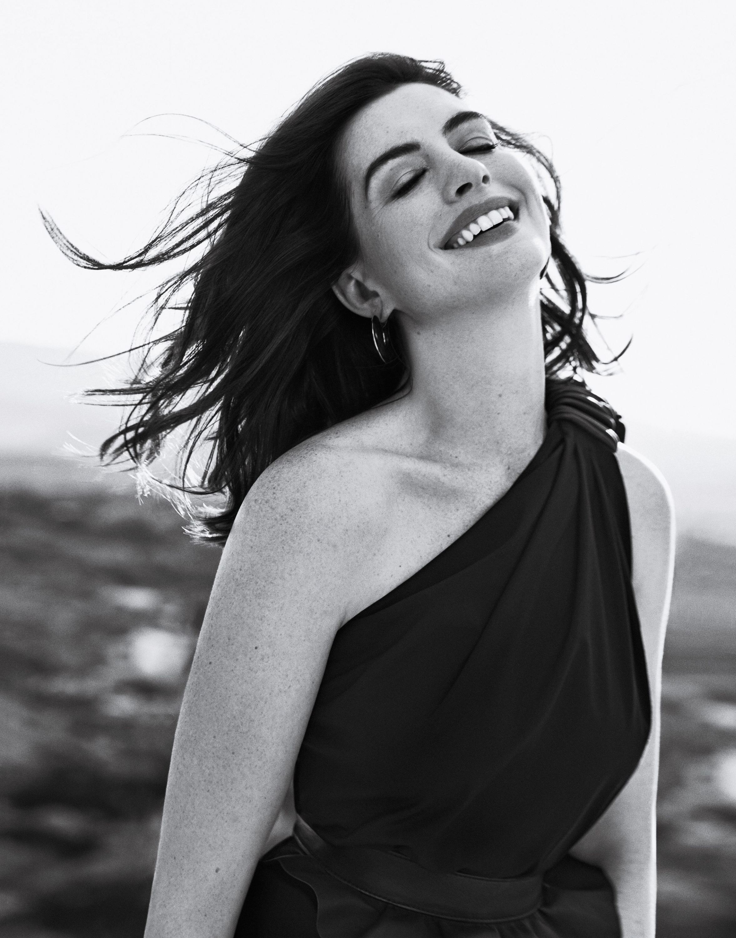 Anne Hathaway Smiling Face Wallpapers