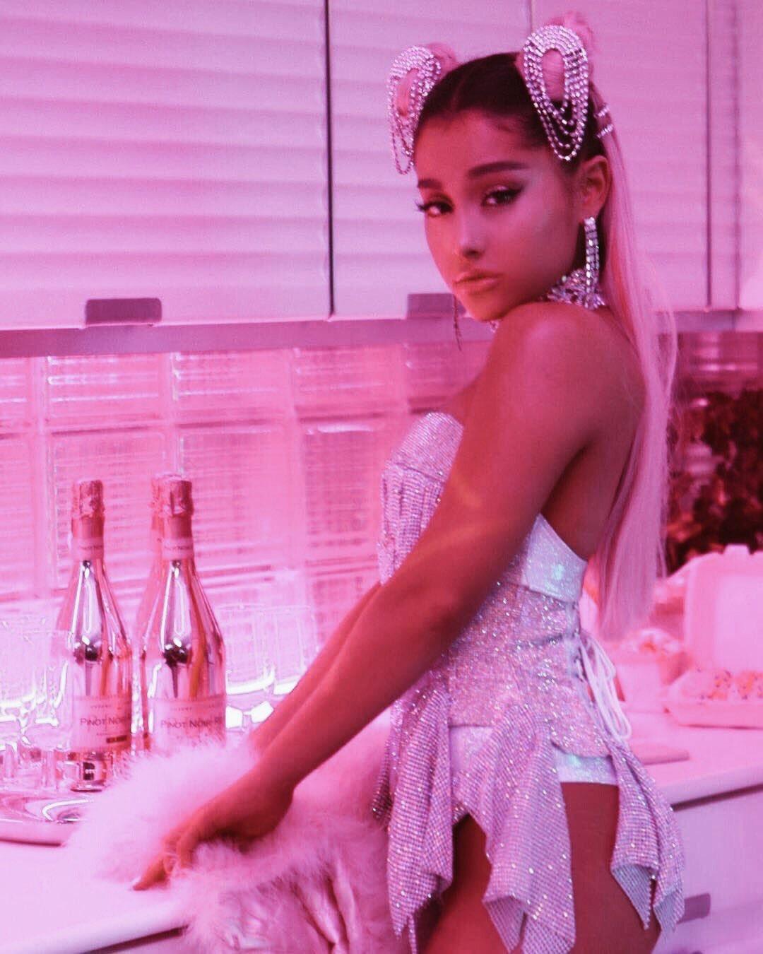 ariana grande 7 rings Wallpapers