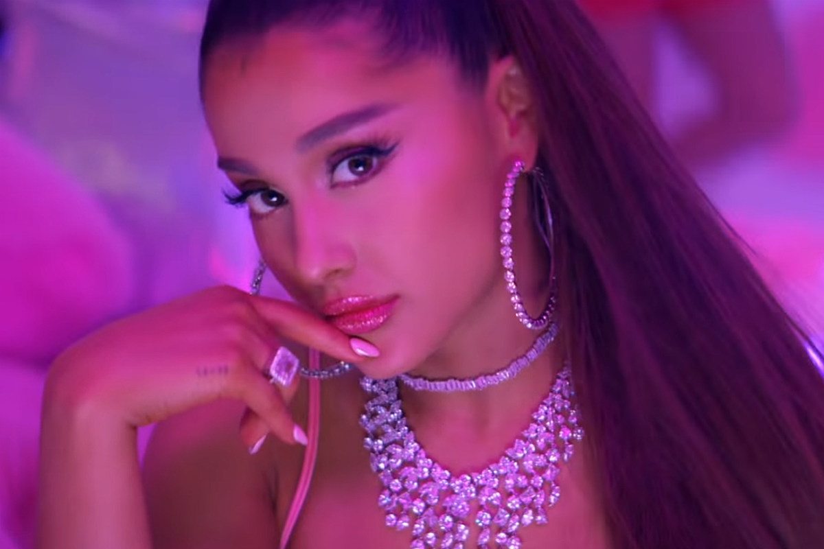 ariana grande 7 rings Wallpapers