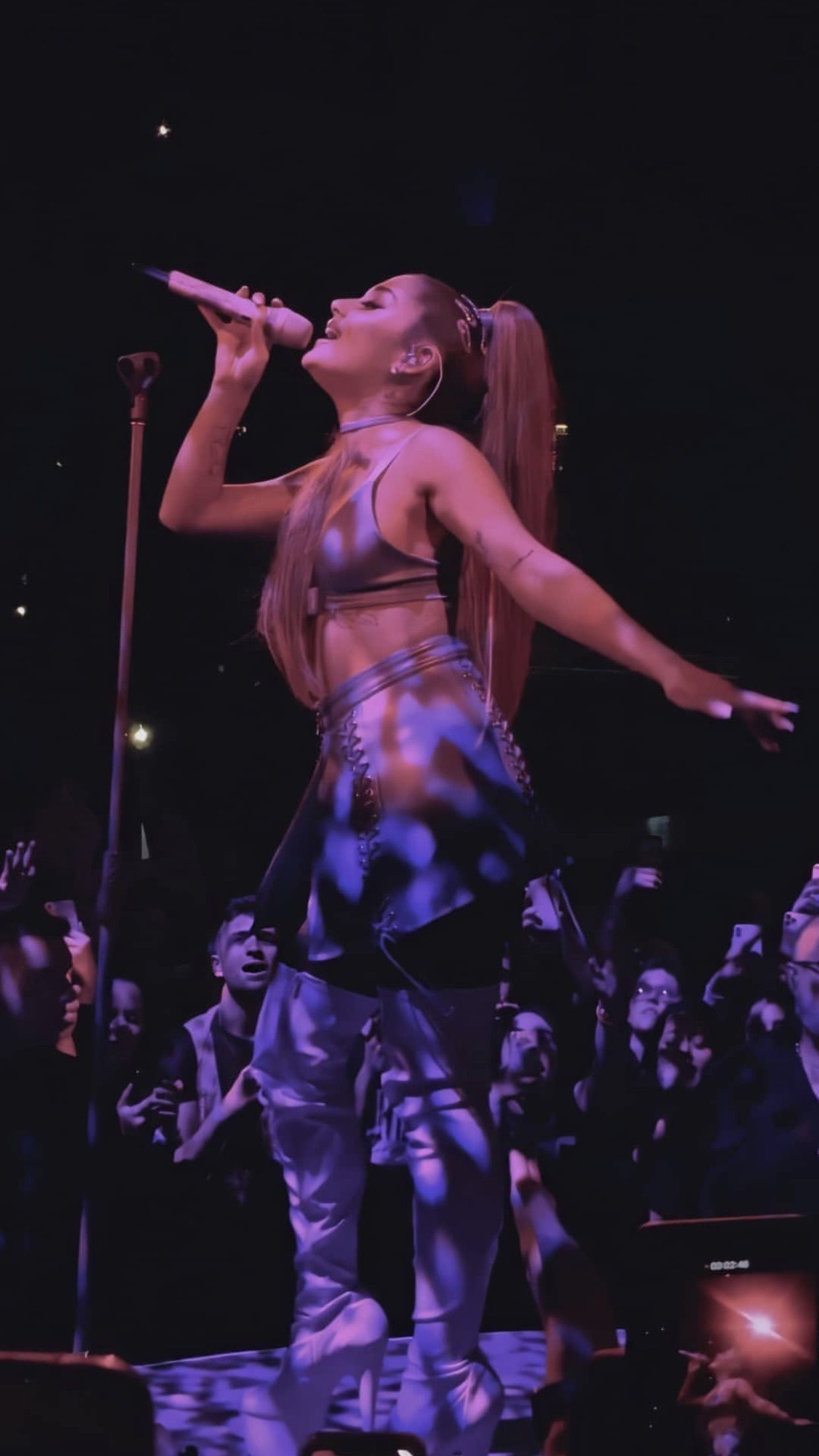 ariana grande tour Wallpapers