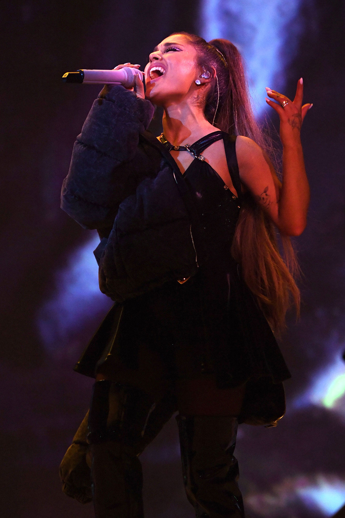 ariana grande tour Wallpapers