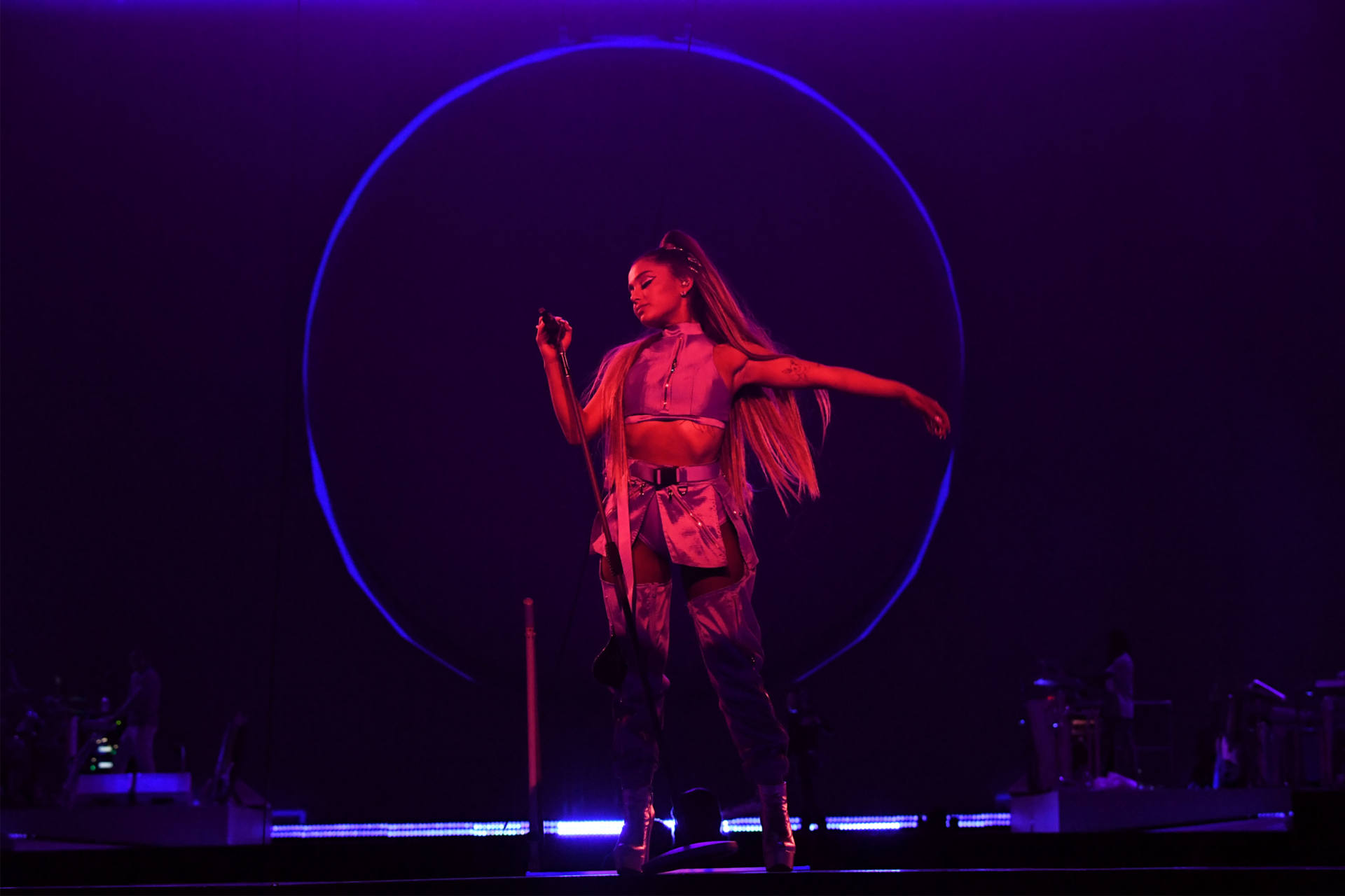 ariana grande tour Wallpapers