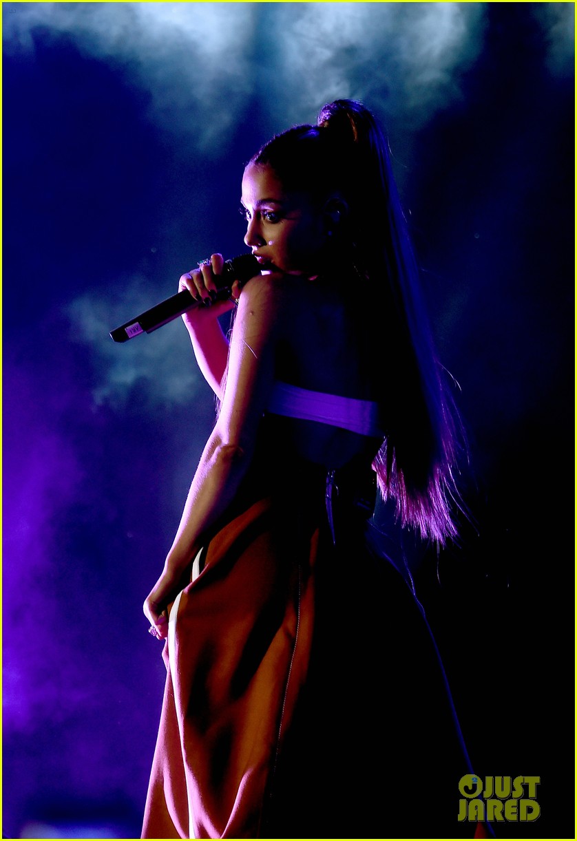 ariana grande tour Wallpapers