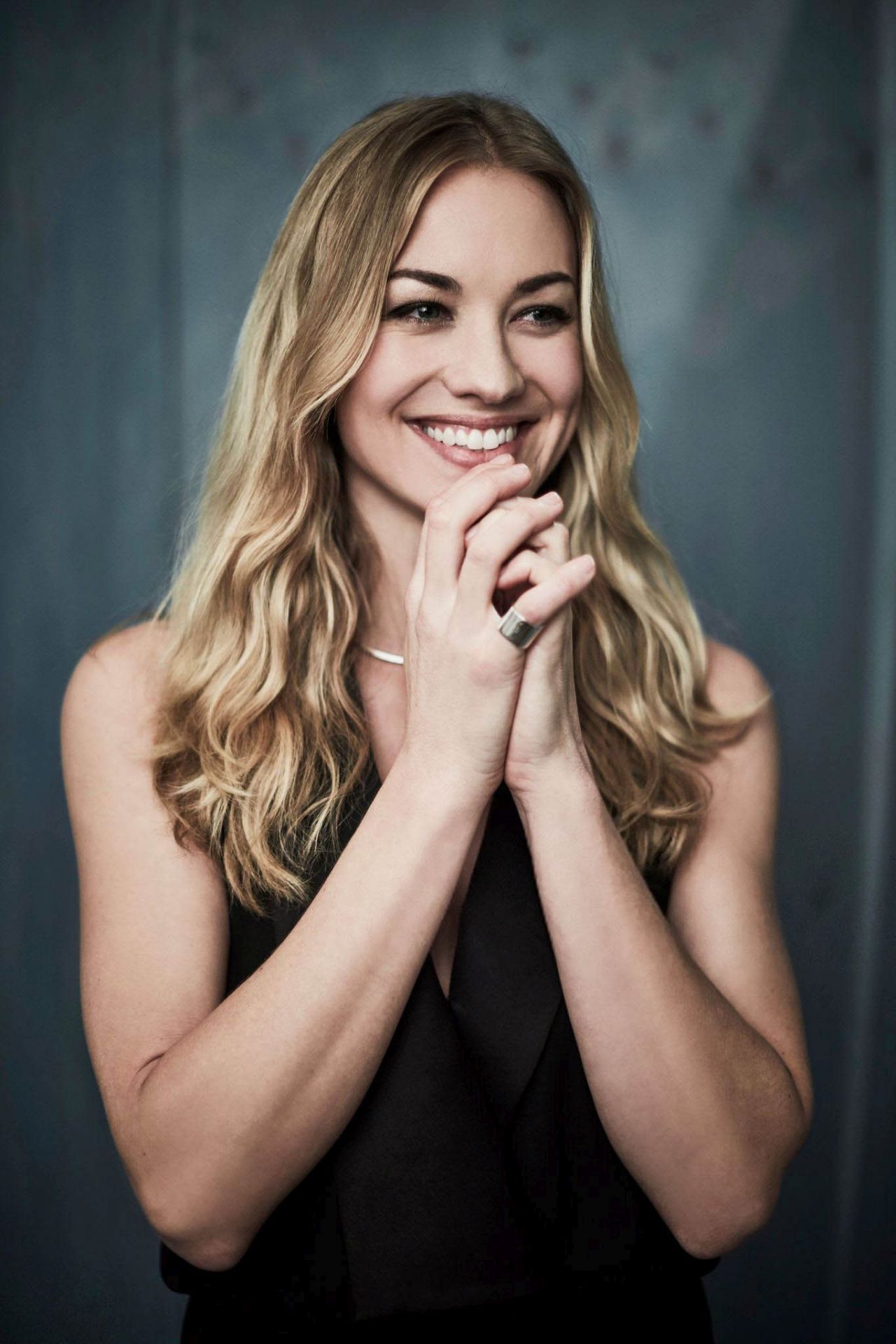 Australian Actress Yvonne Strahovski in Swimsuit Wallpapers