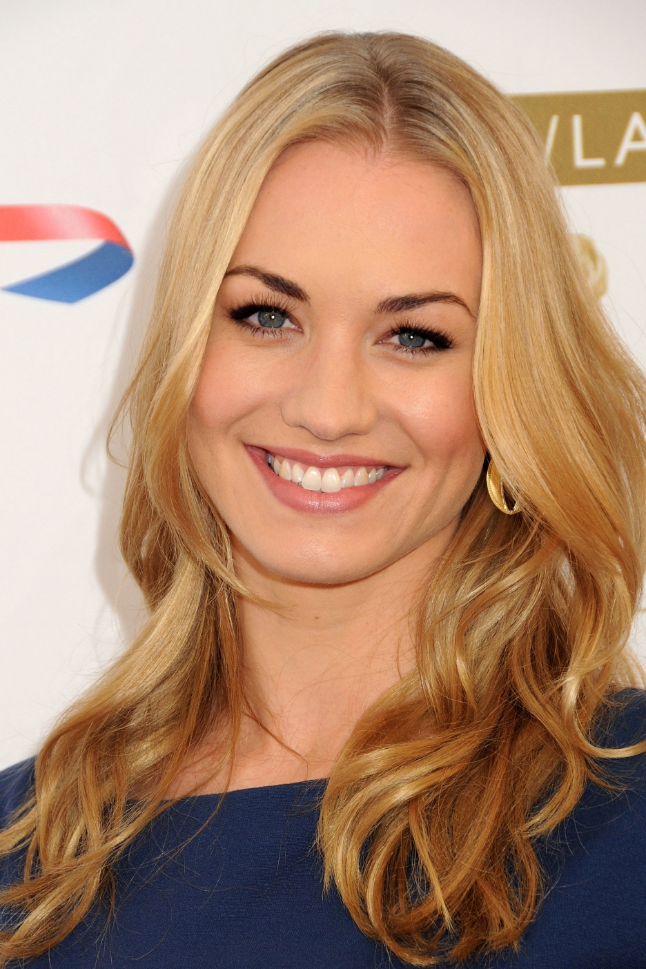 Australian Yvonne Strahovski in Swimsuit Wallpapers