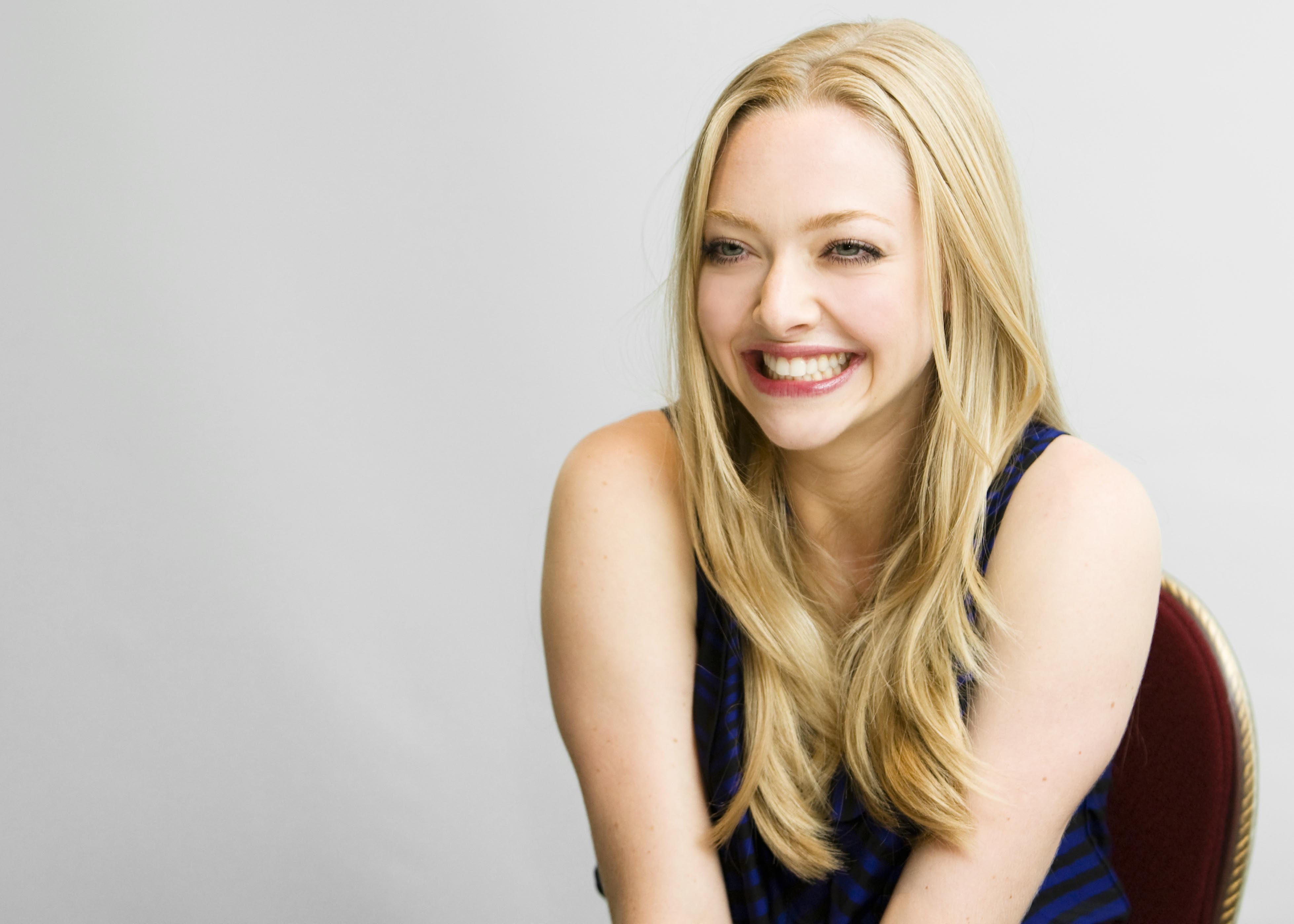 Beautiful Amanda Seyfried Intense look Wallpapers