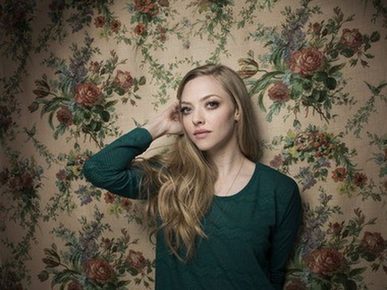 Beautiful Amanda Seyfried Intense look Wallpapers