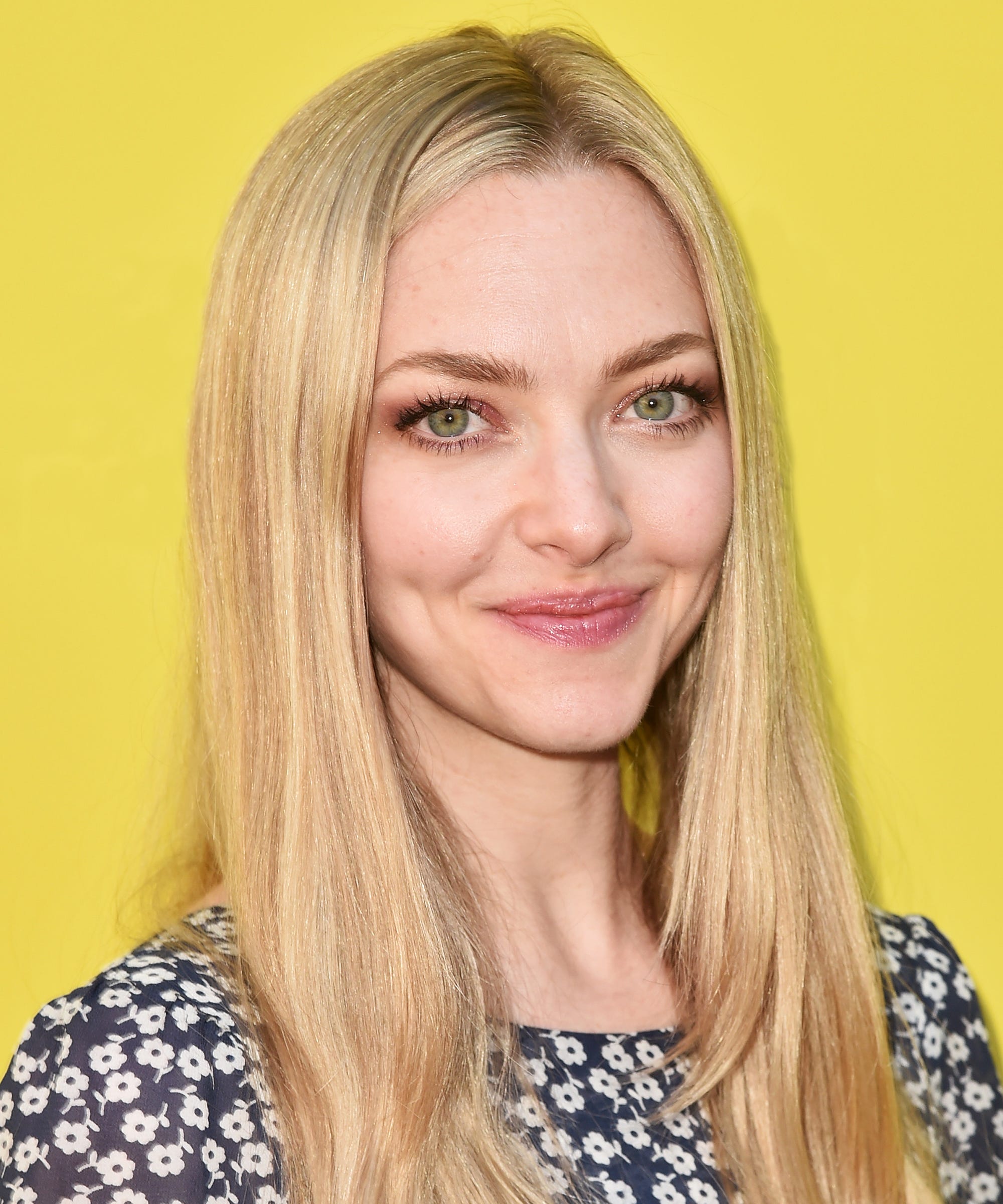 Beautiful Amanda Seyfried Intense look Wallpapers