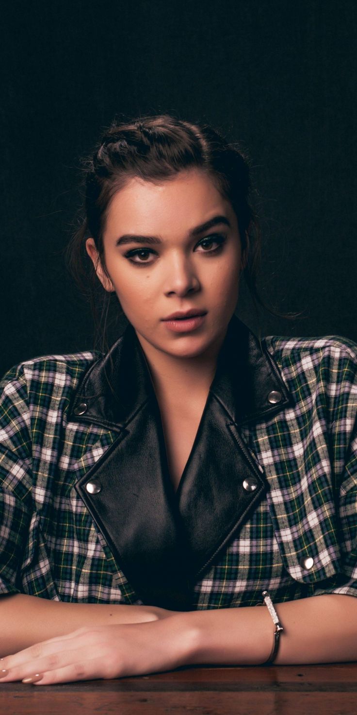 Beautiful Hailee Steinfeld in Black Wallpapers