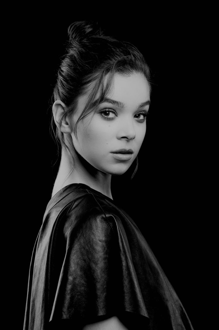 Beautiful Hailee Steinfeld in Black Wallpapers