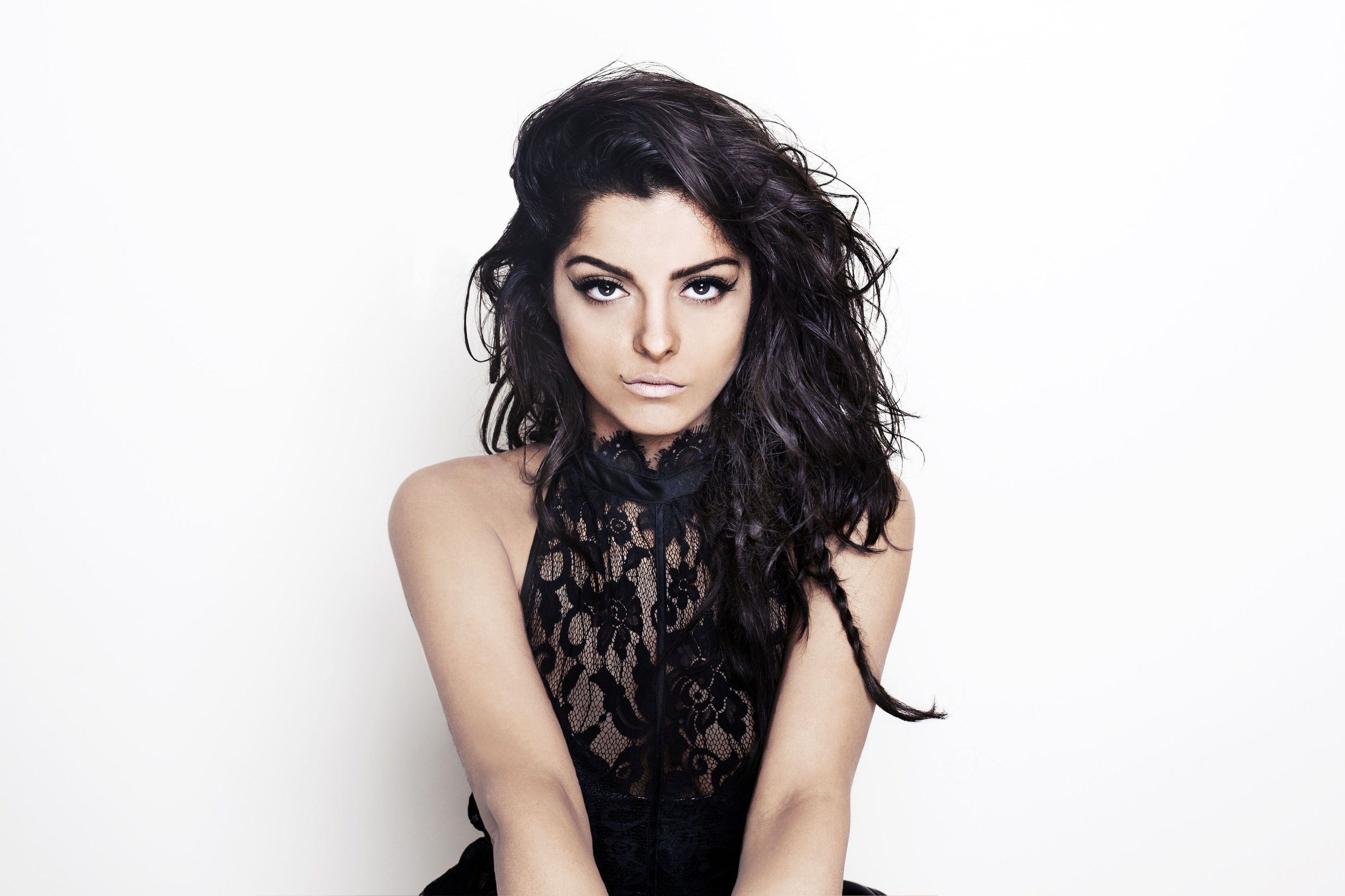 Bebe Rexha Live Performace Wallpapers