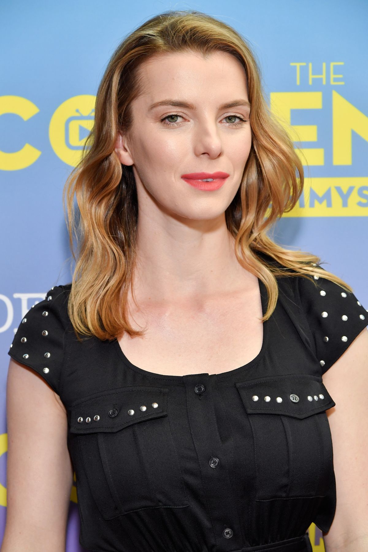 Betty Gilpin Wallpapers