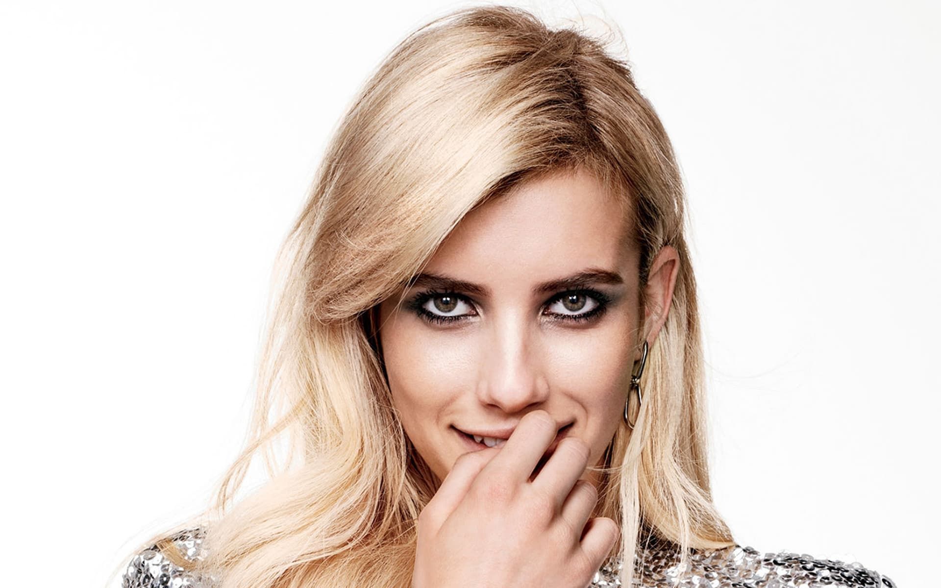 Blonde Emma Roberts 2018 Wallpapers