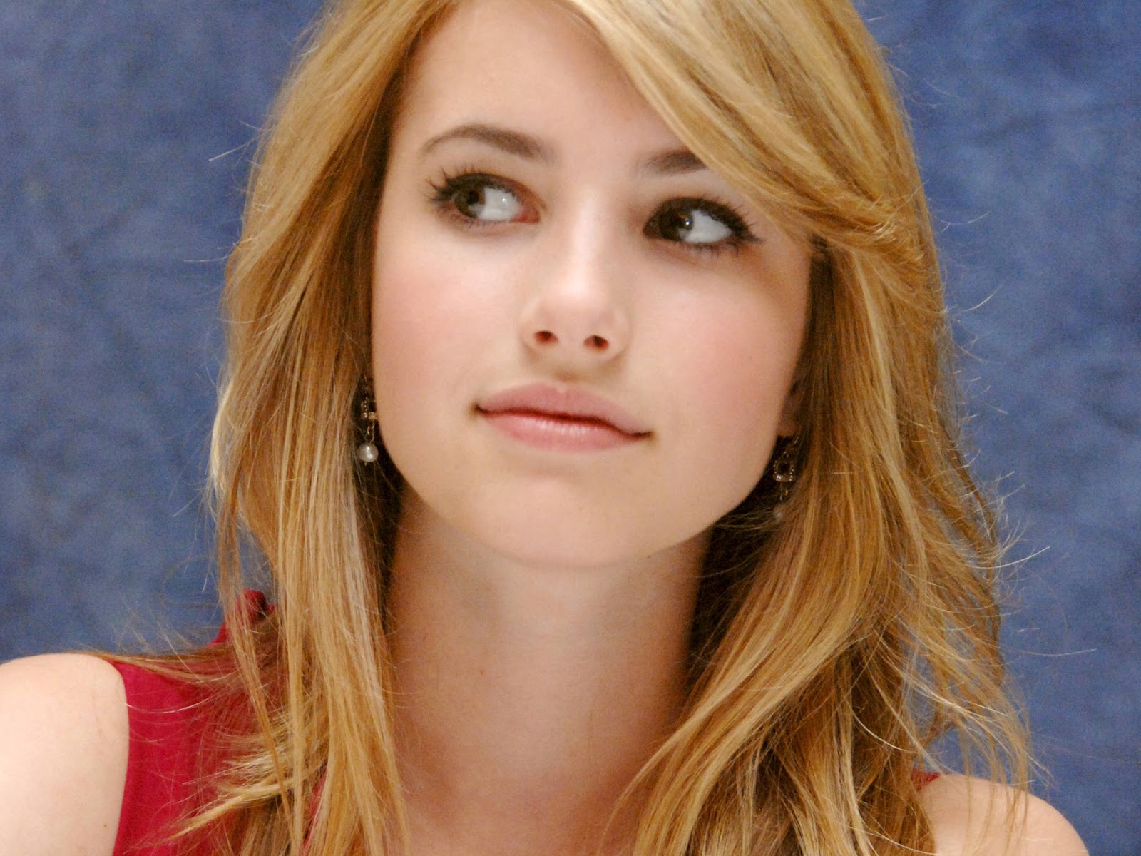 Blonde Emma Roberts 2018 Wallpapers