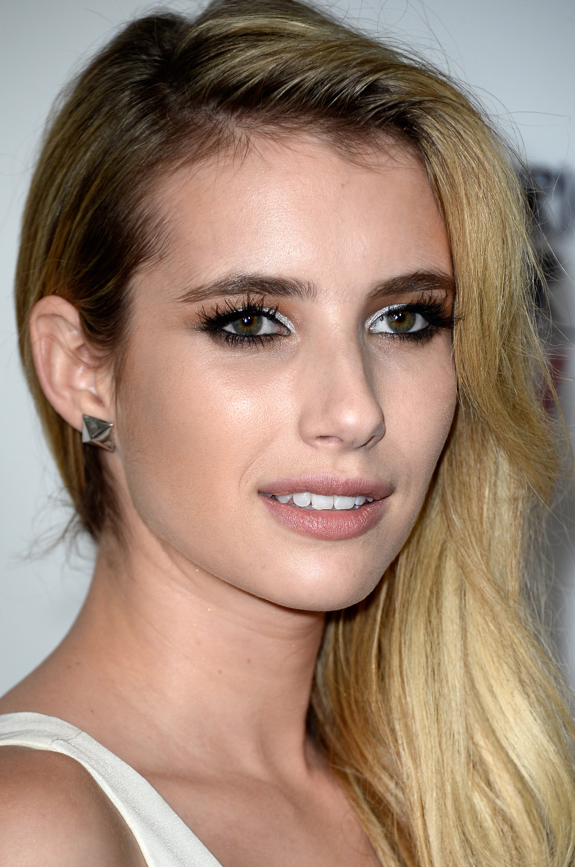 Blonde Emma Roberts 2018 Wallpapers