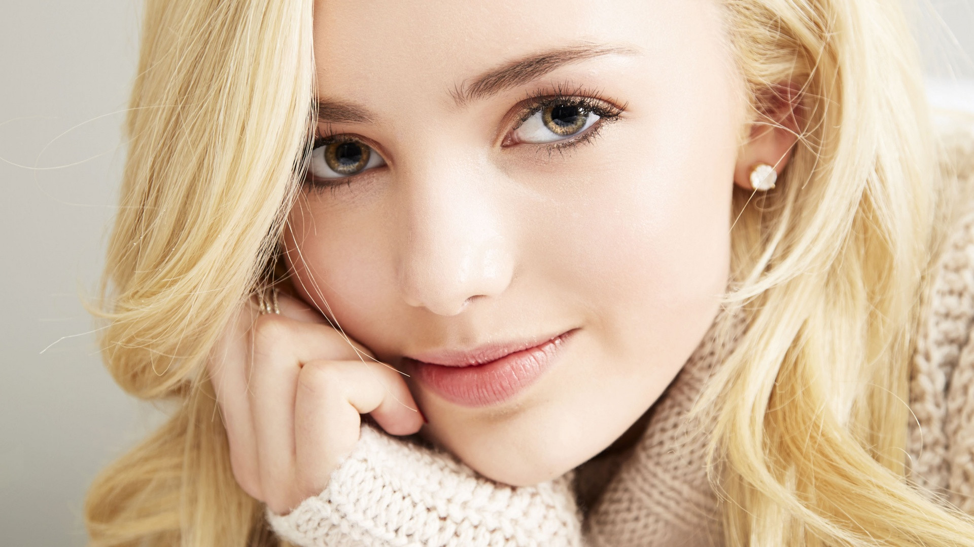 Blonde Peyton List Face Wallpapers