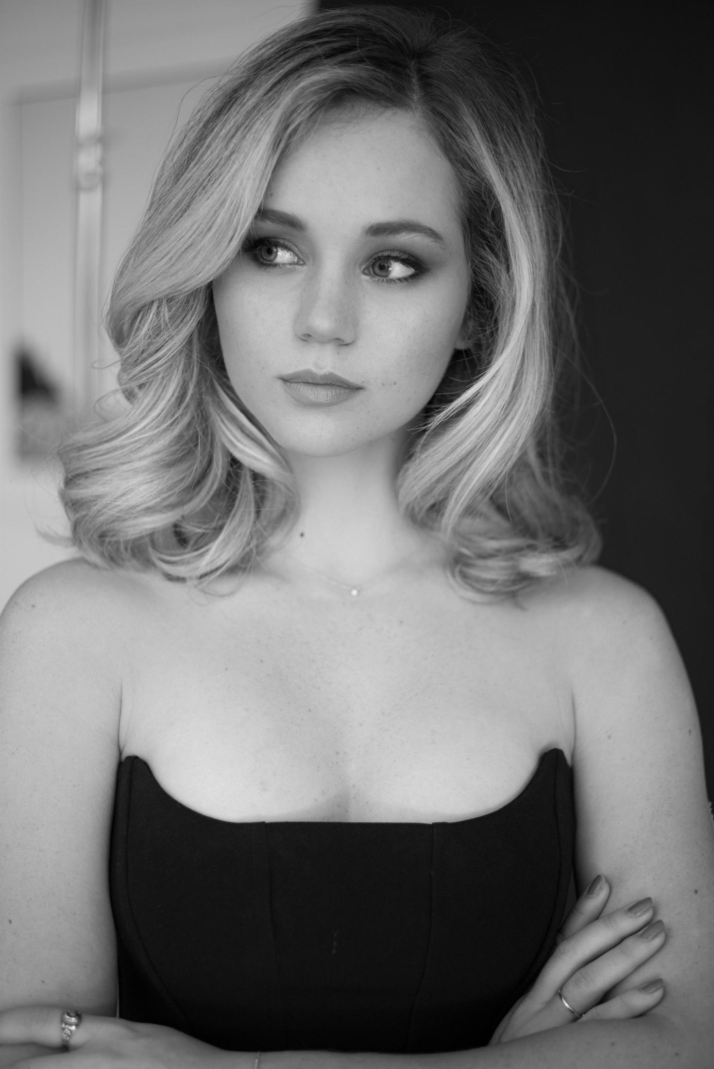 Brec Bassinger Monochrome Wallpapers