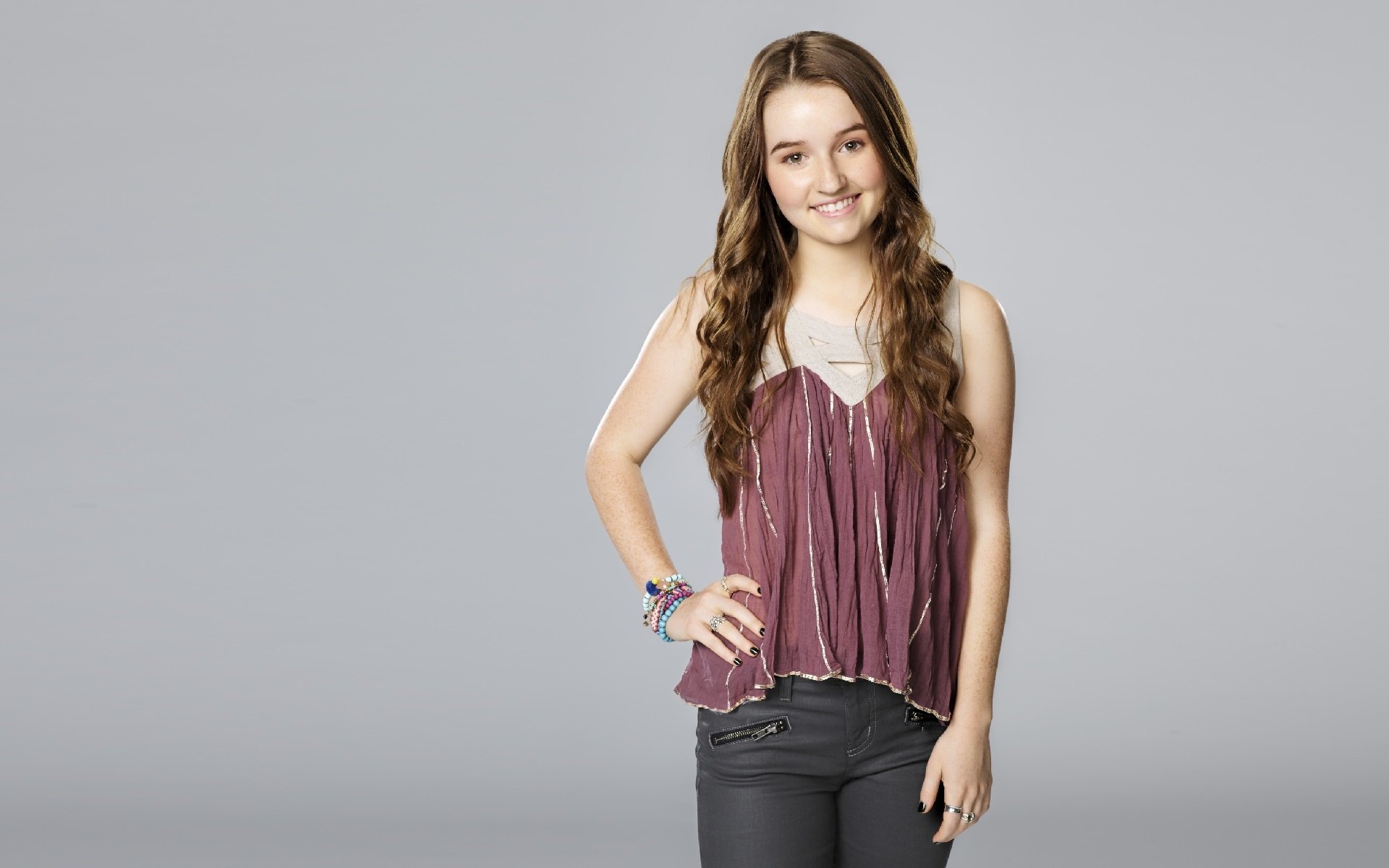 Brunette Kaitlyn Dever Wallpapers