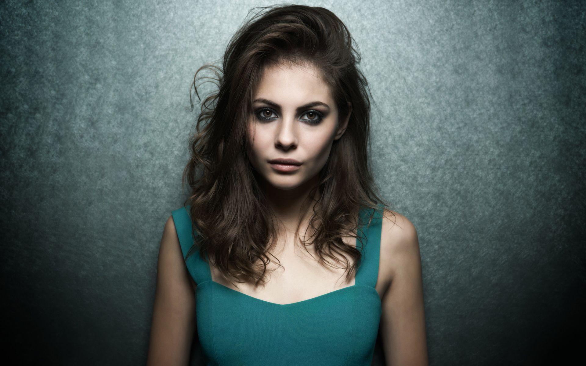 Brunette Willa Holland American Wallpapers