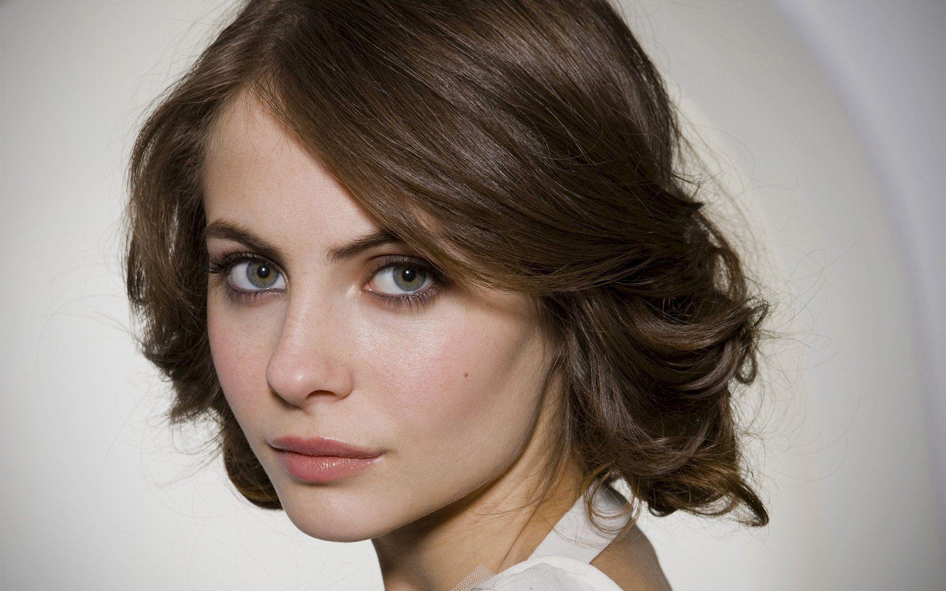 Brunette Willa Holland American Wallpapers