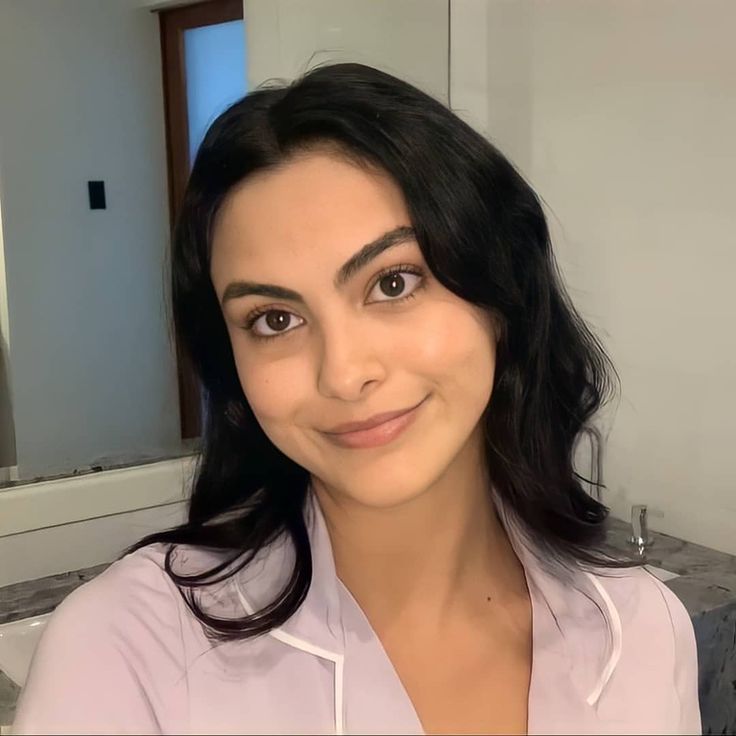 Camila Mendes Cute Wallpapers