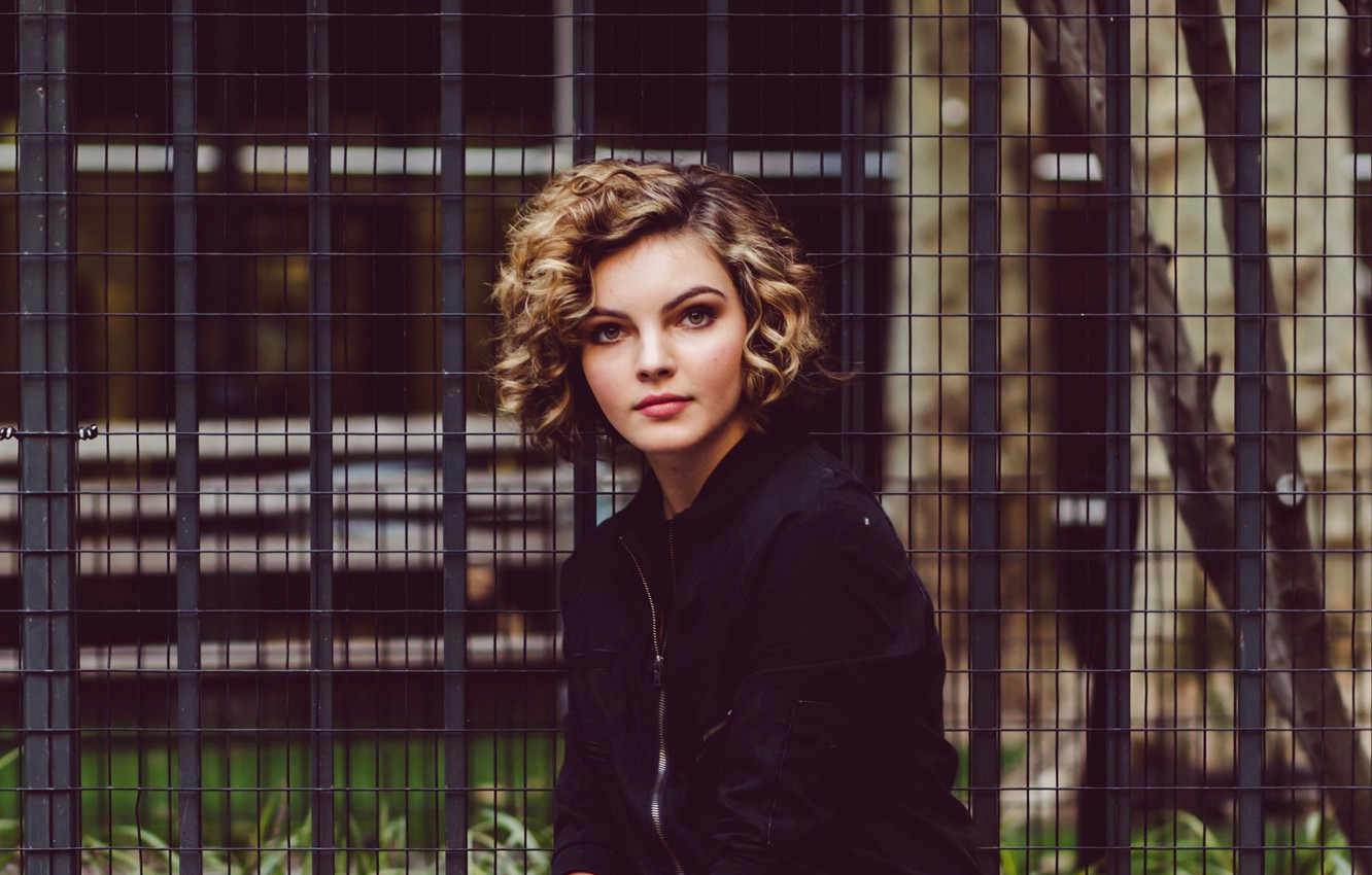 Camren Bicondova Beautiful Magazine Shoot Wallpapers