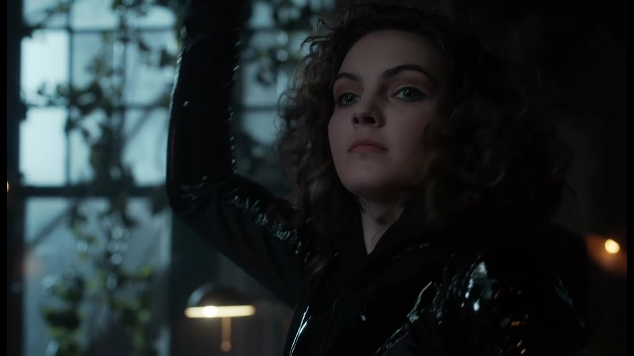 Camren Bicondova Sexy Black Dress Wallpapers