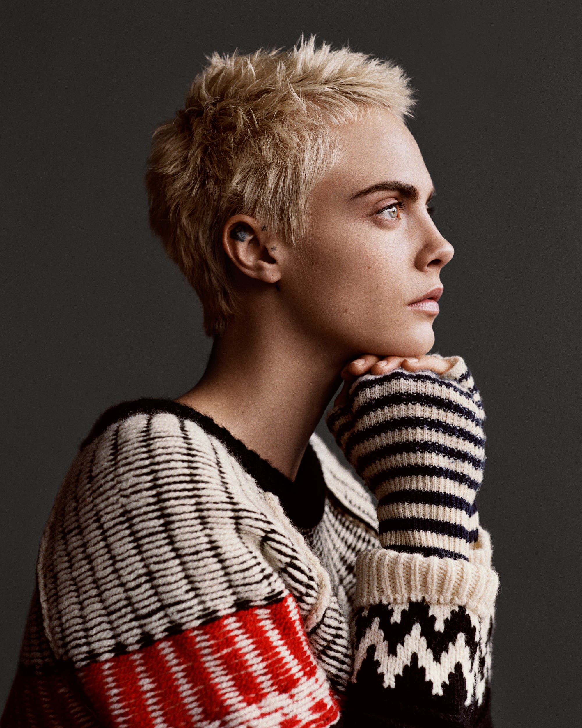 Cara Delevingne Funny Shoot For Burberry Holiday 2017 Wallpapers