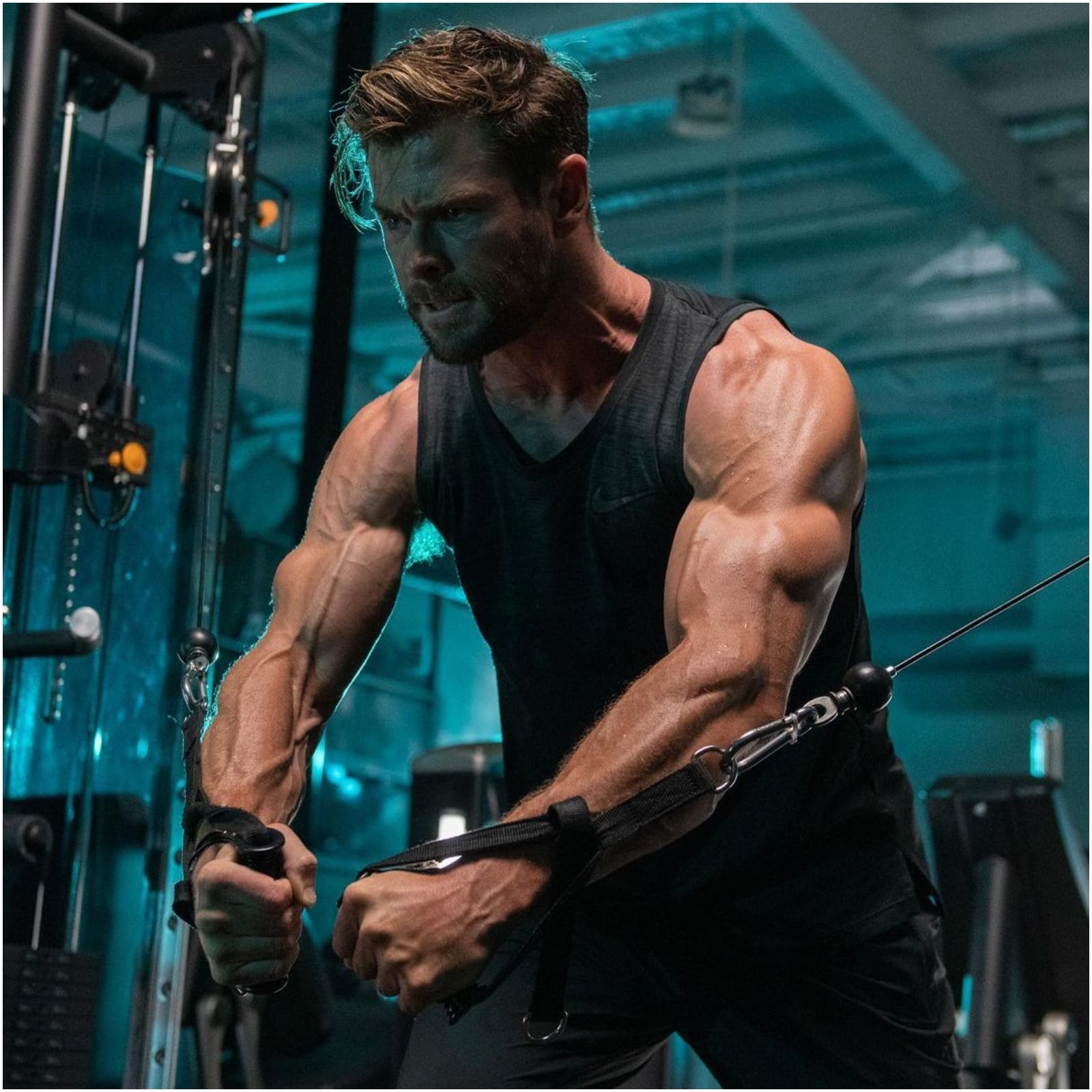 Chris Hemsworth Workout Wallpapers