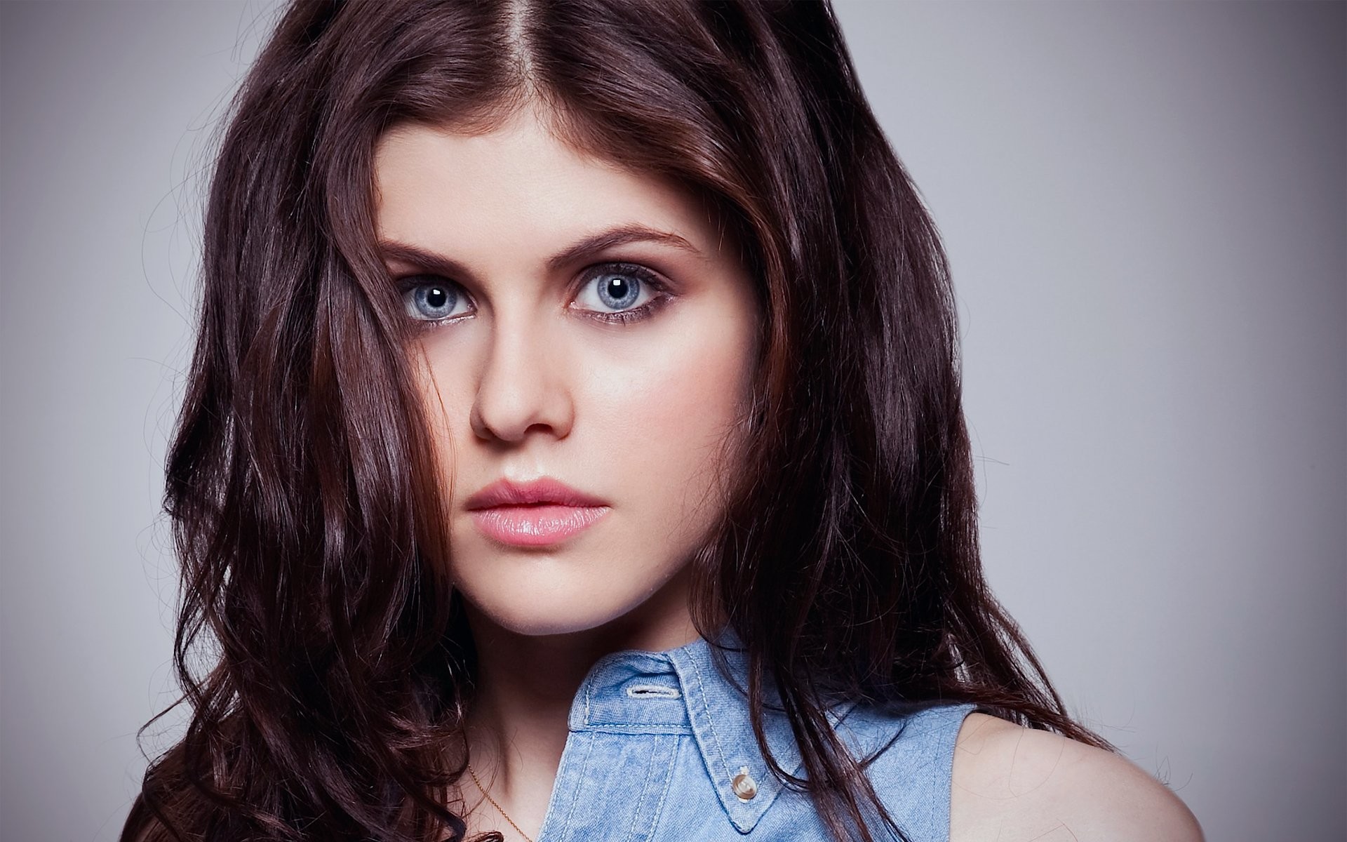 Cute Alexandra Daddario Smiling Wallpapers