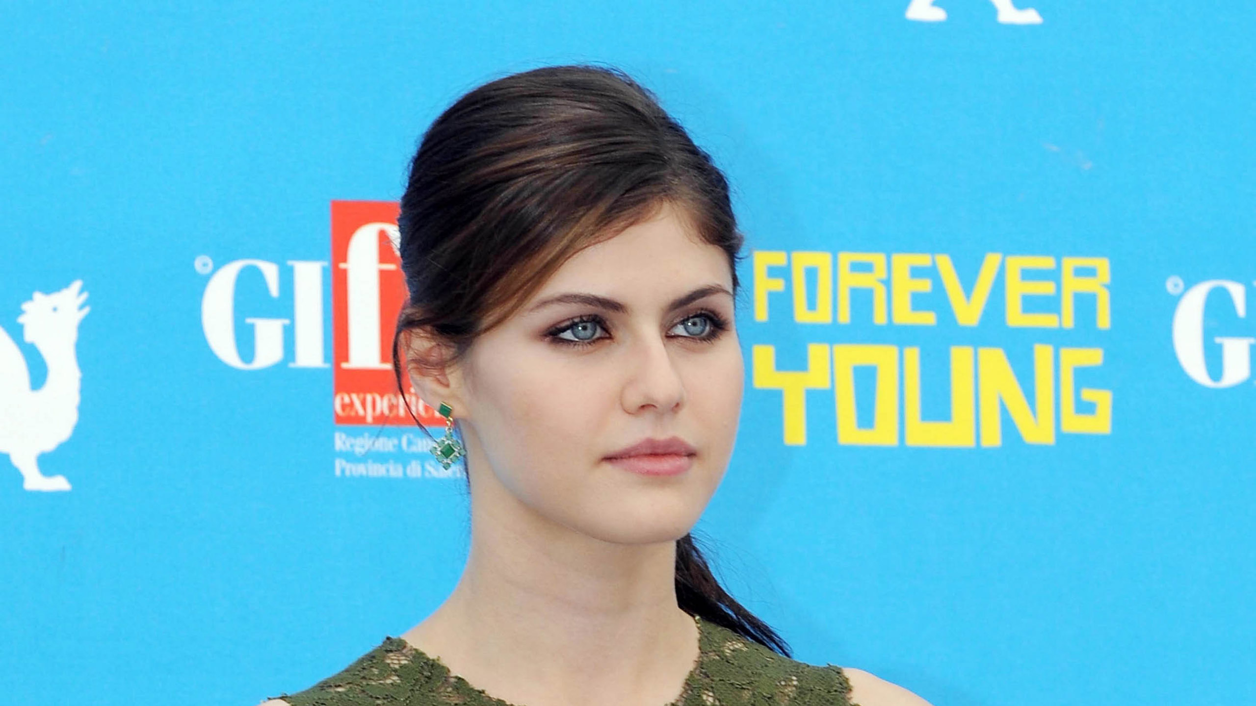 Cute Alexandra Daddario Smiling Wallpapers