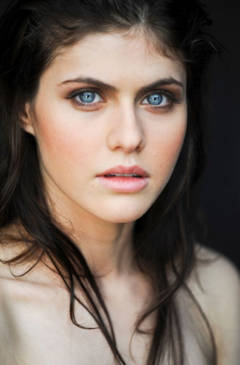 Cute Alexandra Daddario Smiling Wallpapers