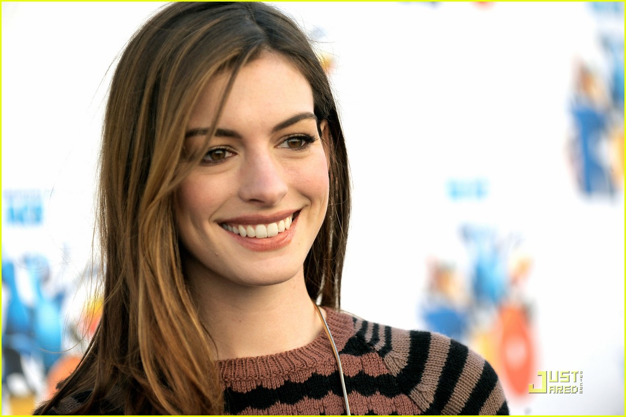 Cute Anne Hathaway In Glasses Wallpapers