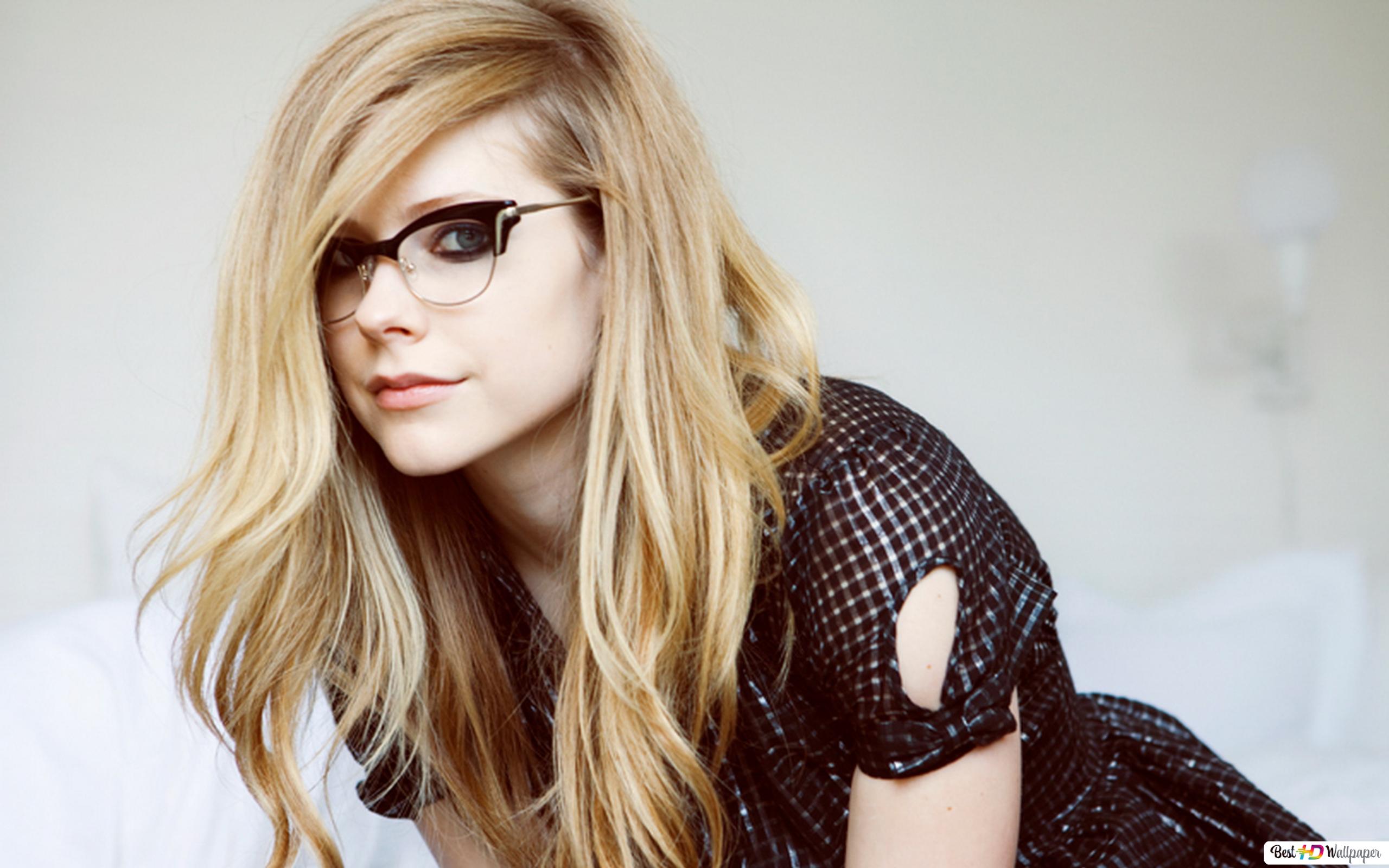 Cute Avril Lavinge in Sunglasses Wallpapers