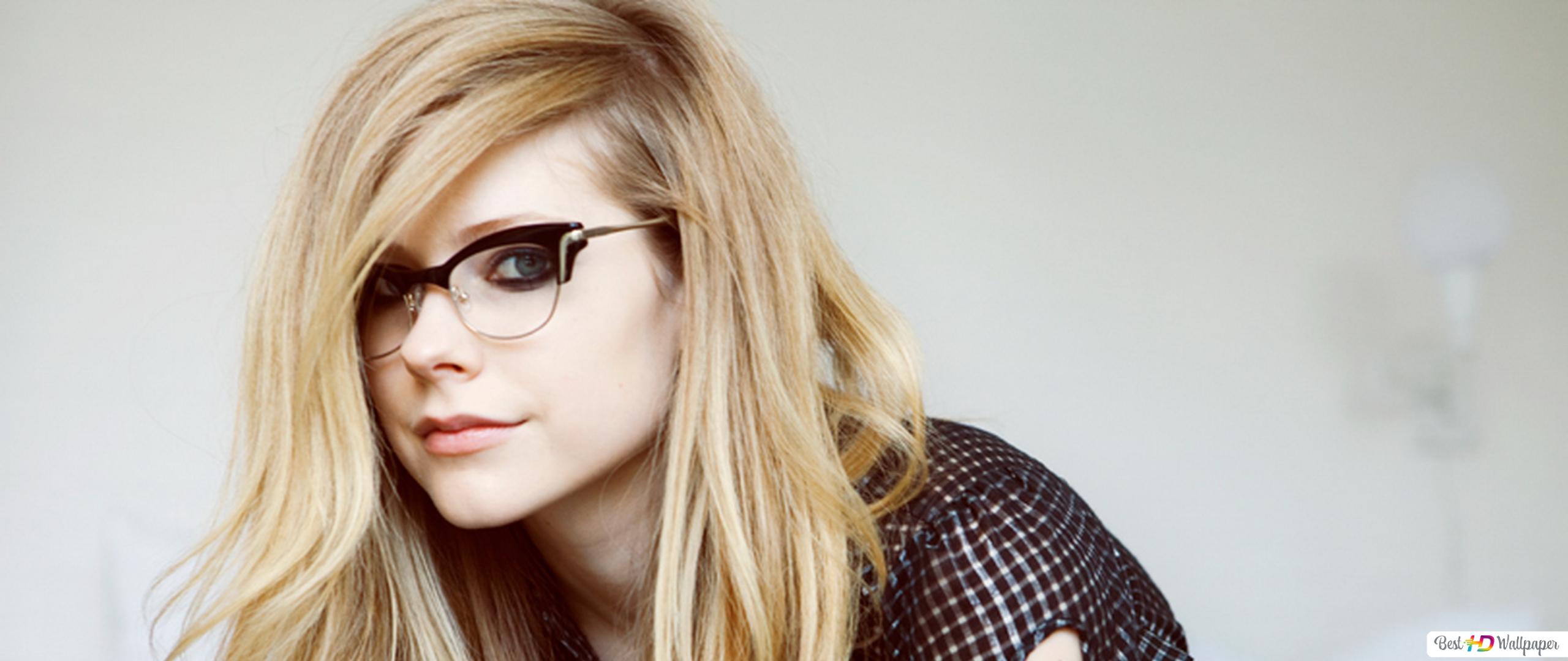 Cute Avril Lavinge in Sunglasses Wallpapers