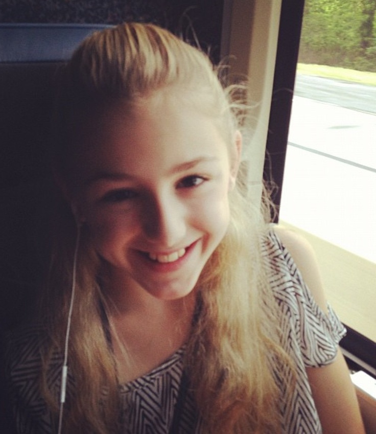 Cute Chloe Lukasiak in Black Wallpapers