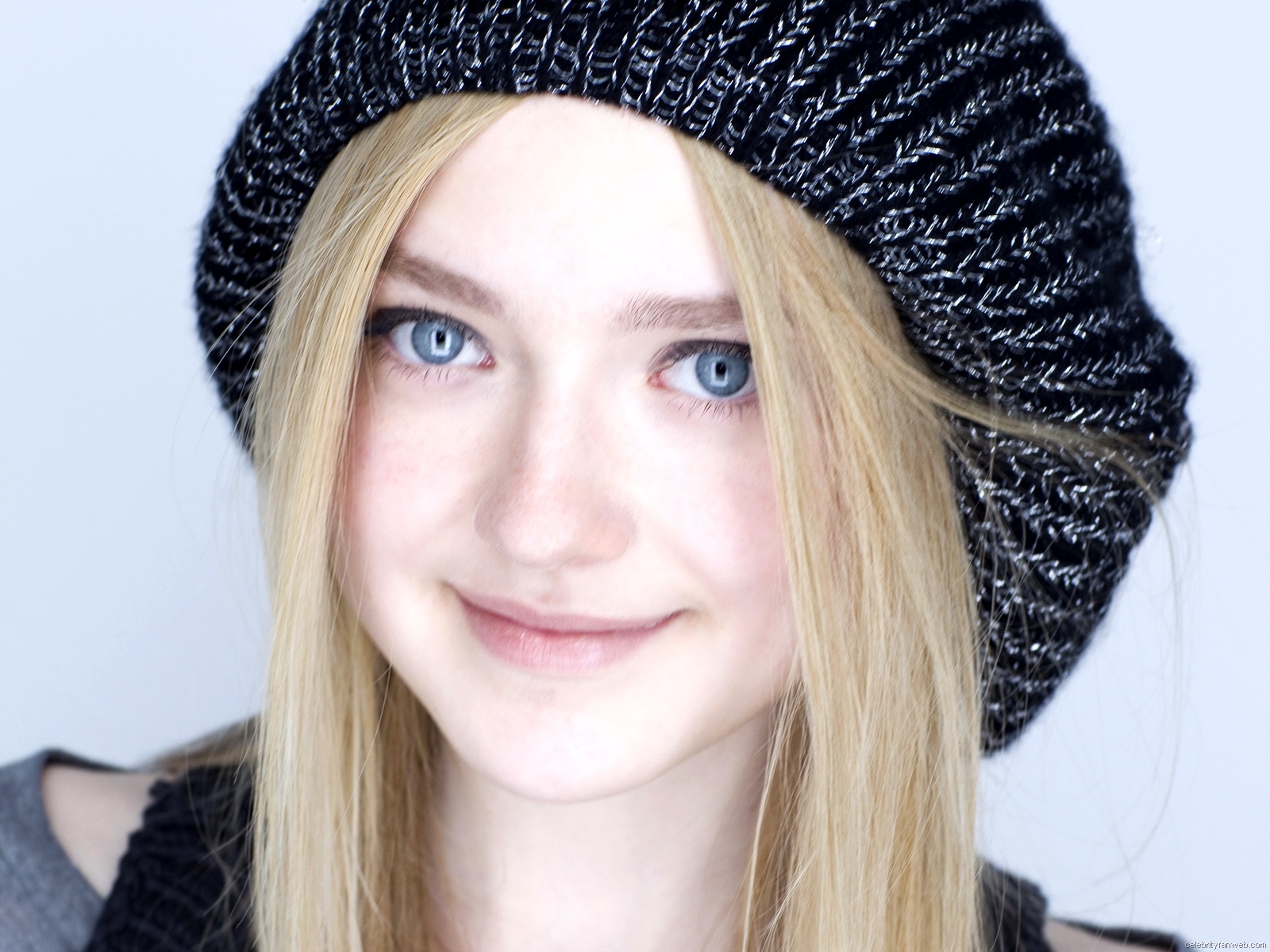 Cute Dakota Fanning Wallpapers