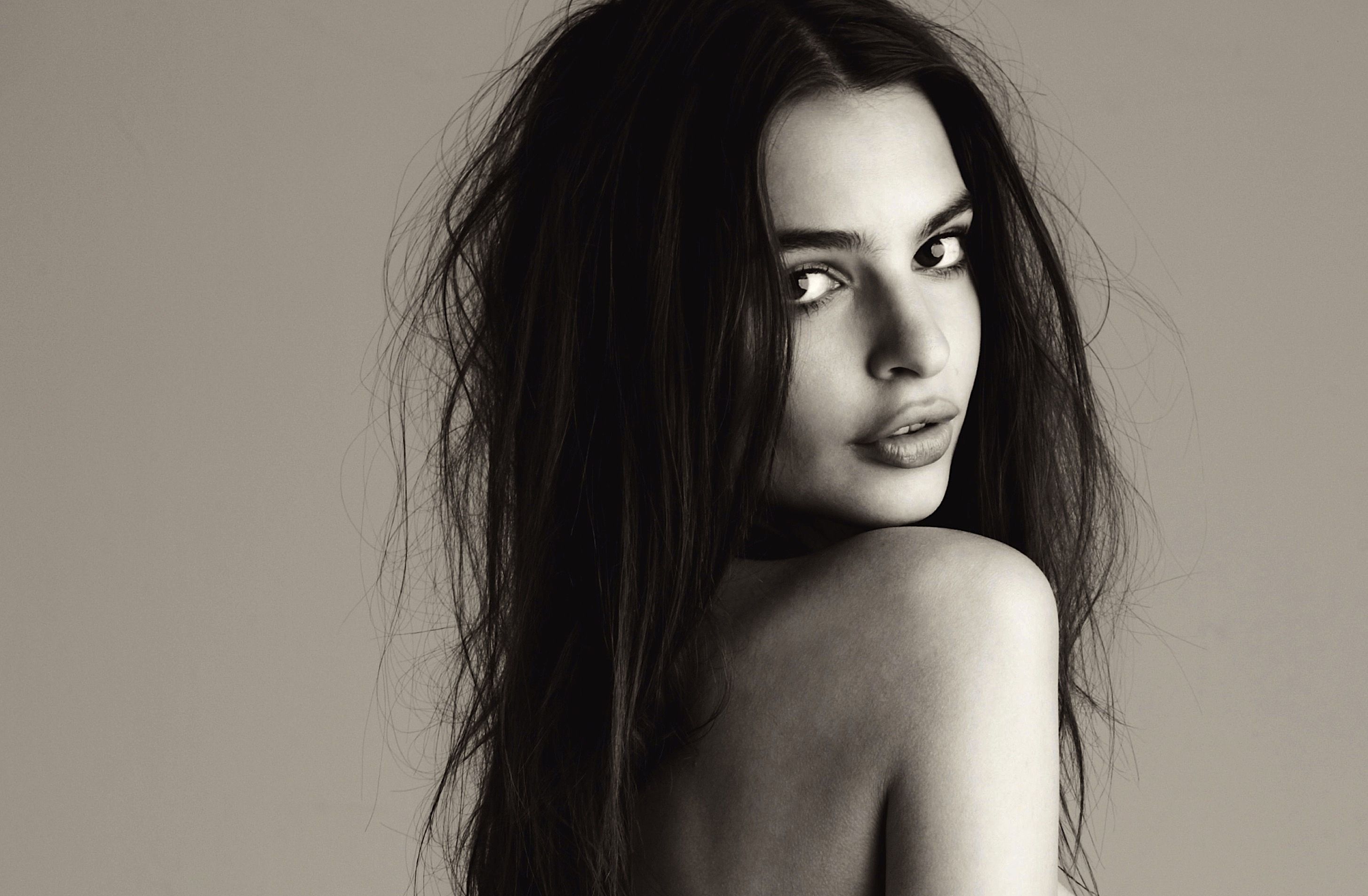 Cute Emily Ratajkowski Still Wallpapers