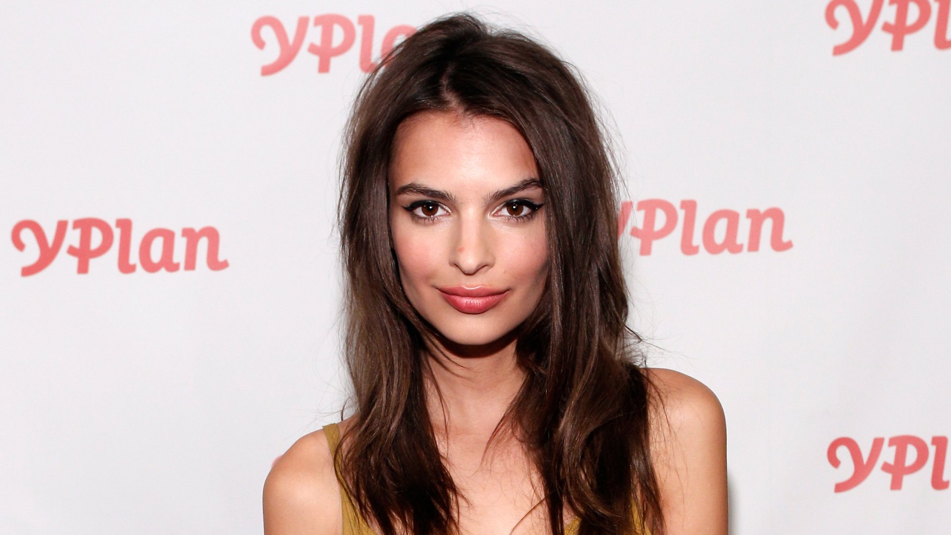 Cute Emily Ratajkowski Still Wallpapers