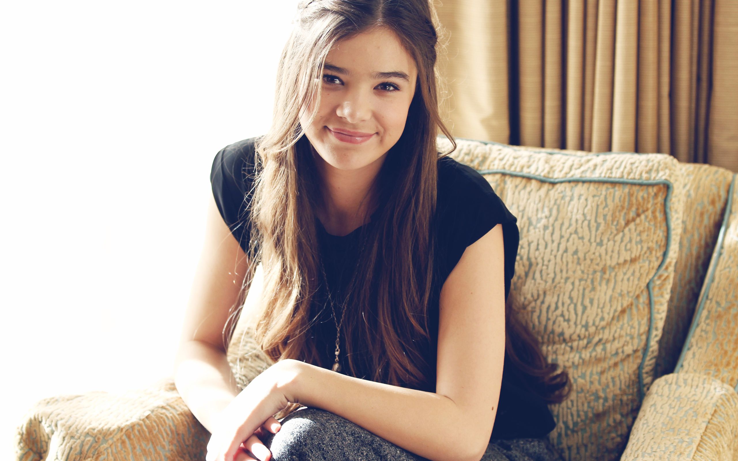 Cute Hailee Steinfeld For Reef Sandals Wallpapers