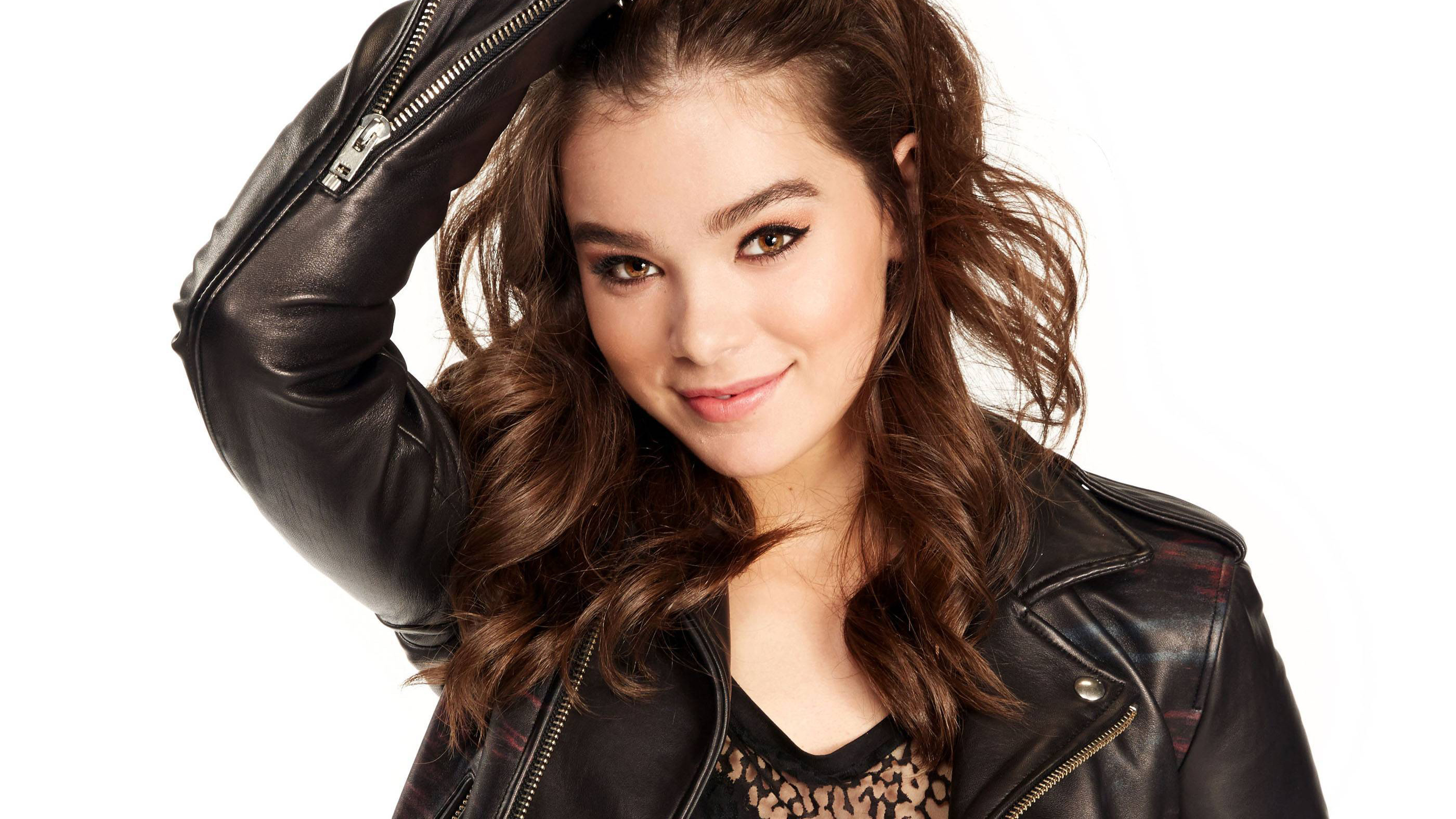 Cute Hailee Steinfeld Smiling Wallpapers