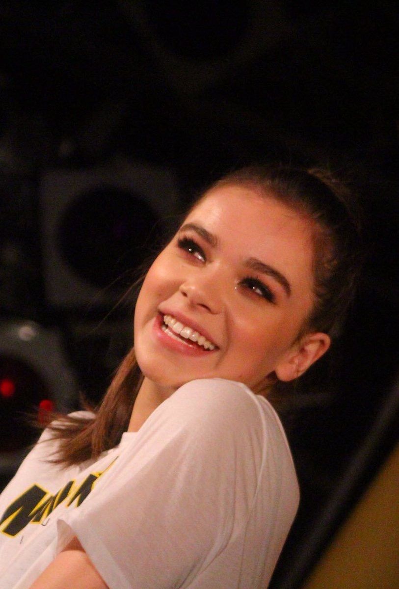 Cute Hailee Steinfeld Smiling Wallpapers