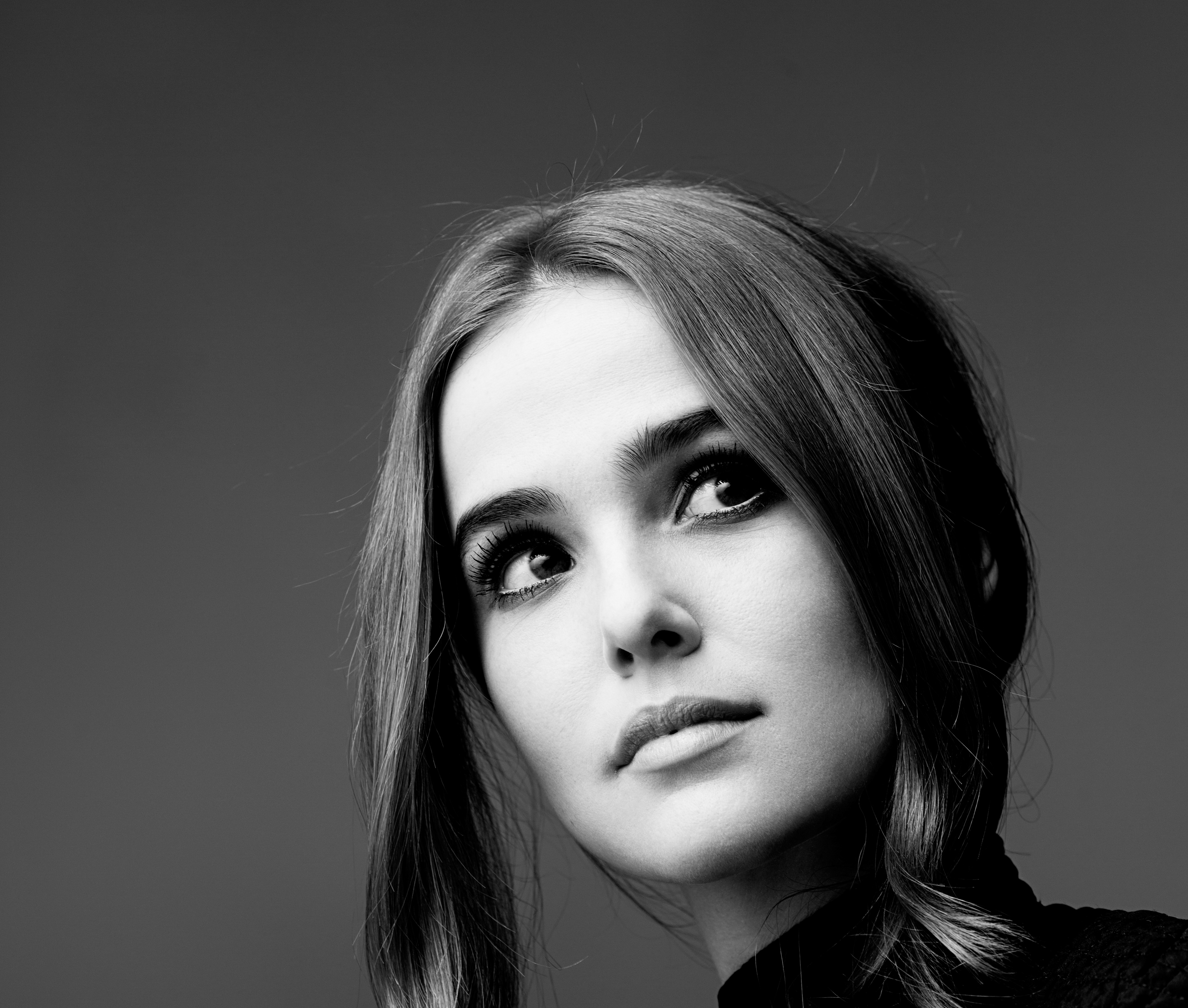 Cute Zoey Deutch In Black Wallpapers