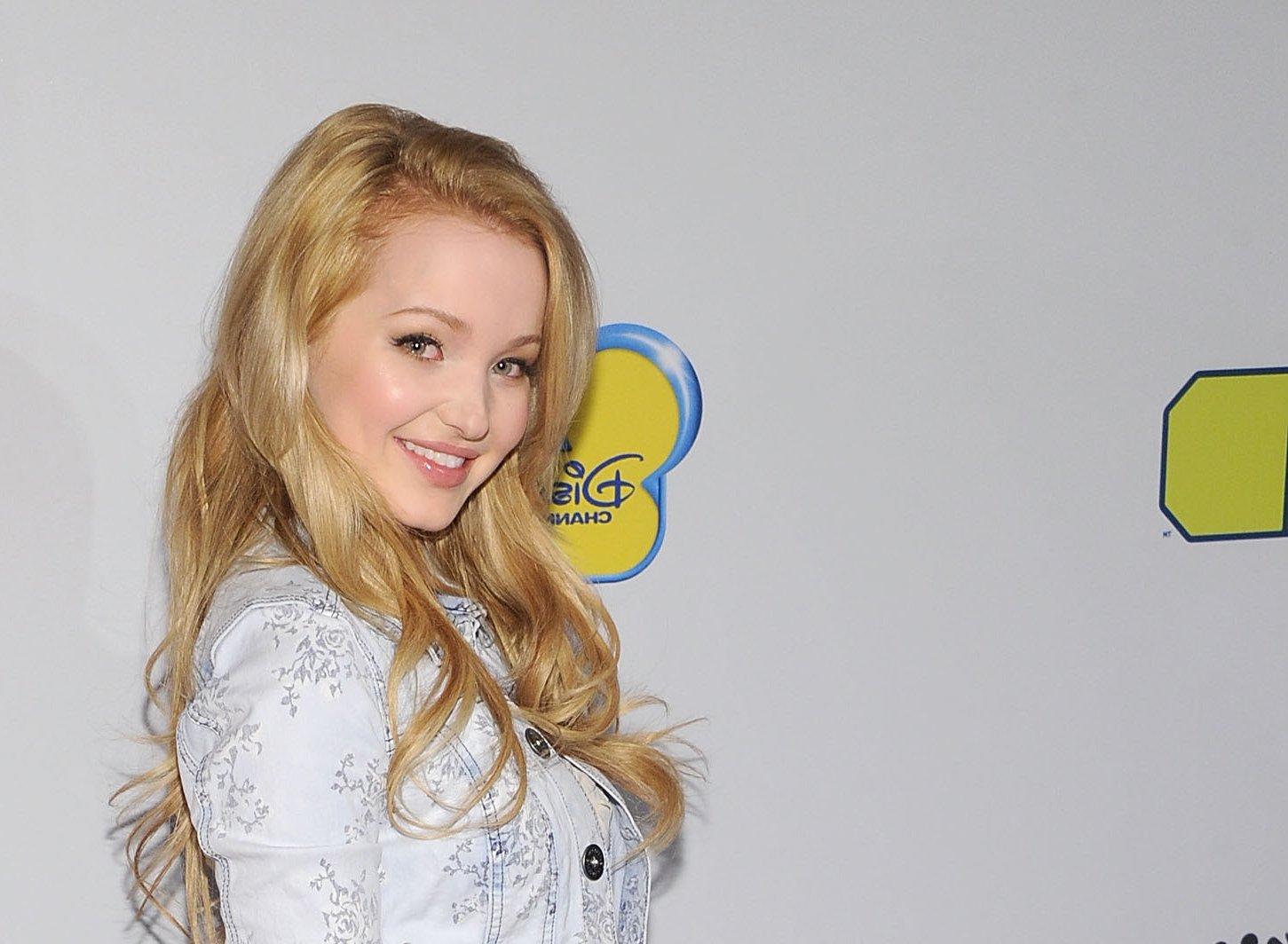 Dove Cameron Wallpapers