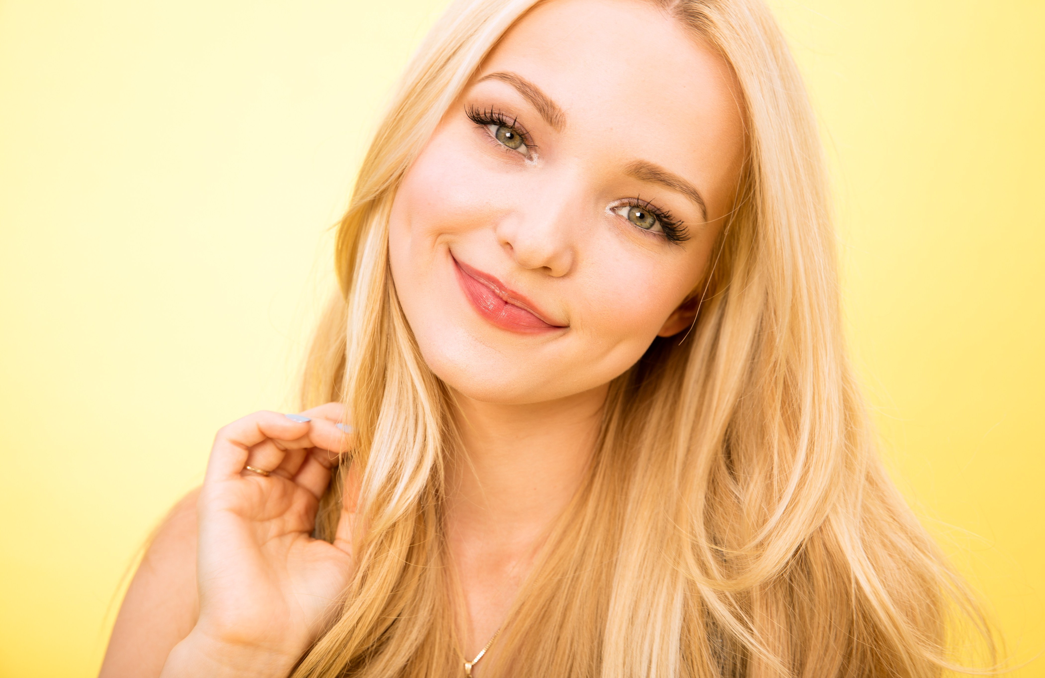 Dove Cameron Cute Face Wallpapers